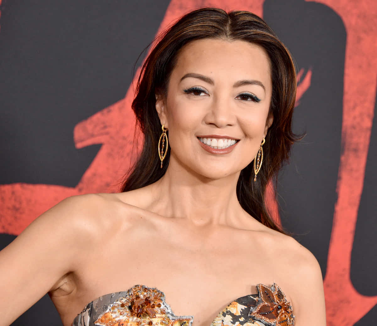 Ming Na Wen, bejeweled strapless gown, bold red and black graphic backdrop, SD Desktop Wallpaper