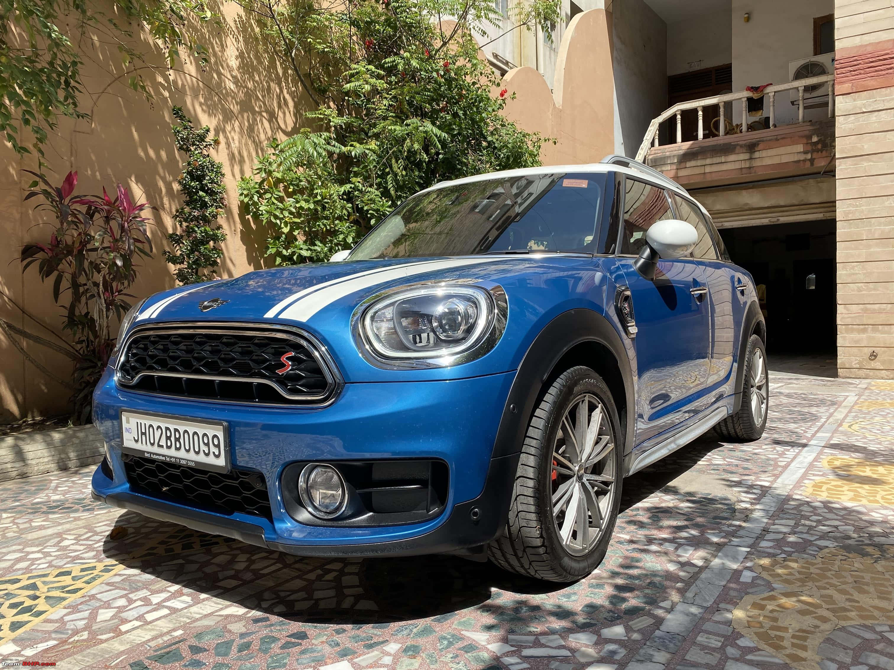 MINI Countryman S, vibrant blue, sunlit mosaic-tiled driveway, 2K Desktop Wallpaper