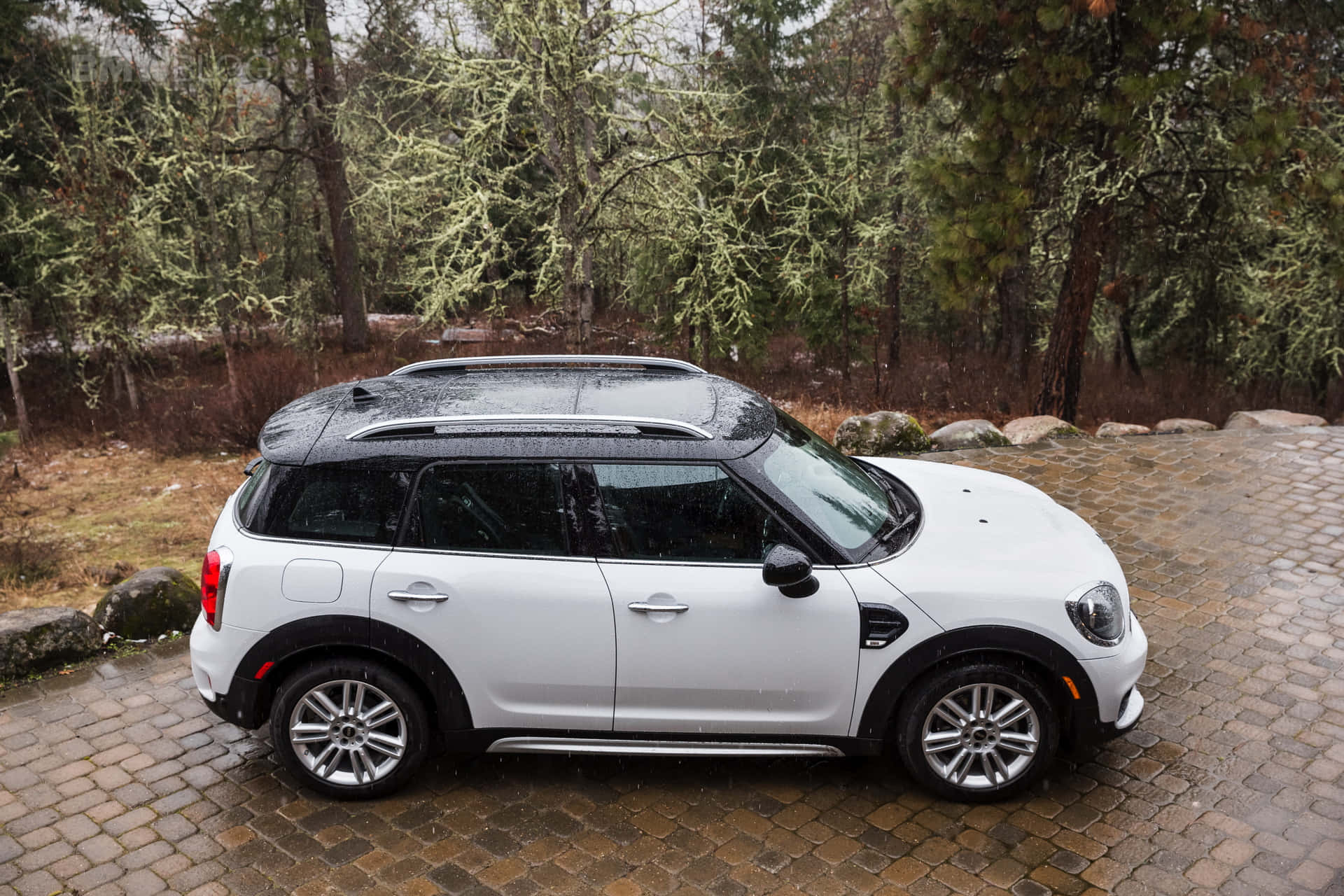 Mini Cooper Countryman, white, wet cobblestone driveway, Full HD Desktop Wallpaper