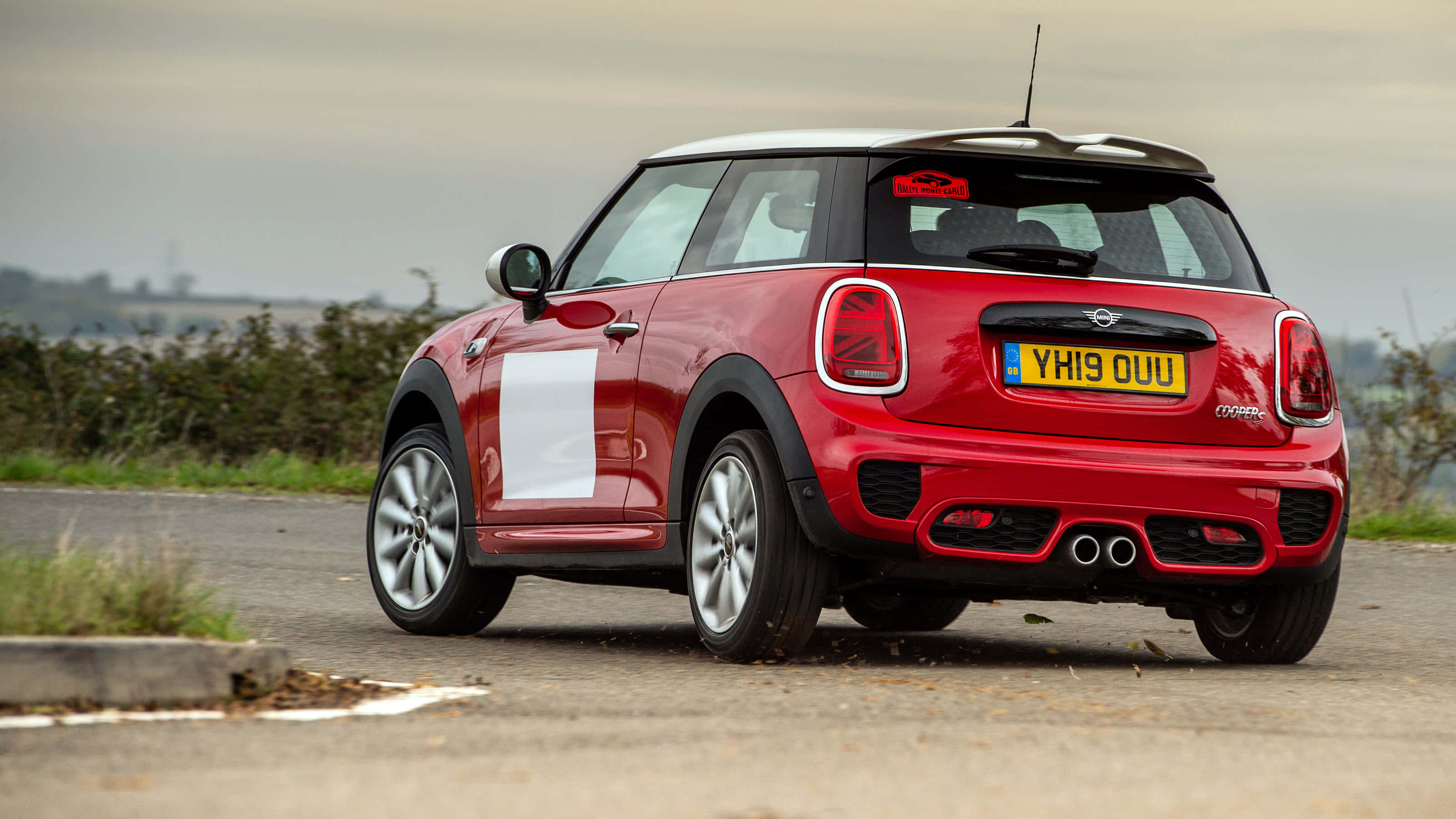 Mini Cooper S, rural road, overcast skies, 2K Desktop Wallpaper