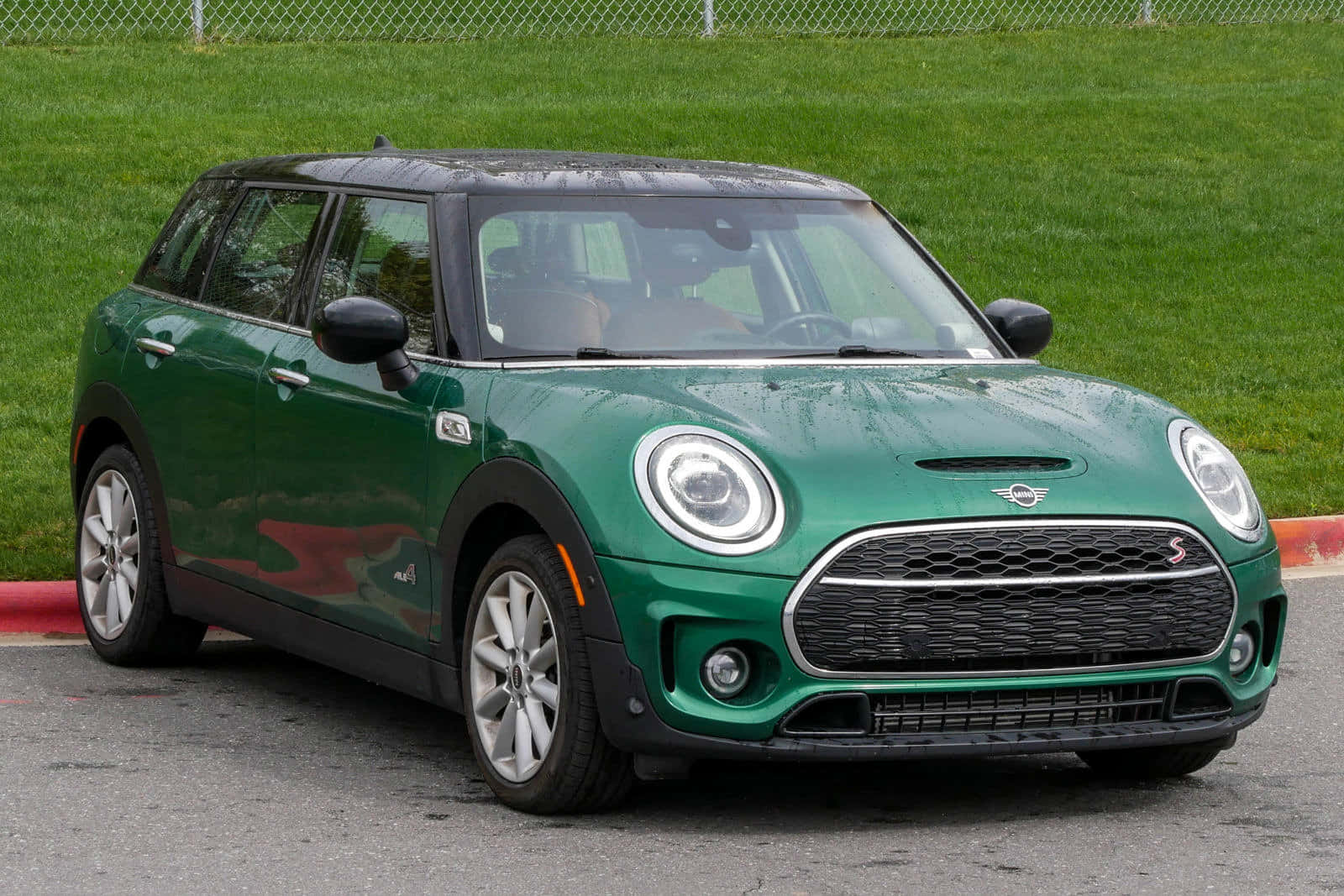 Mini Cooper S Clubman All4, vibrant green, asphalt, HD Desktop Wallpaper