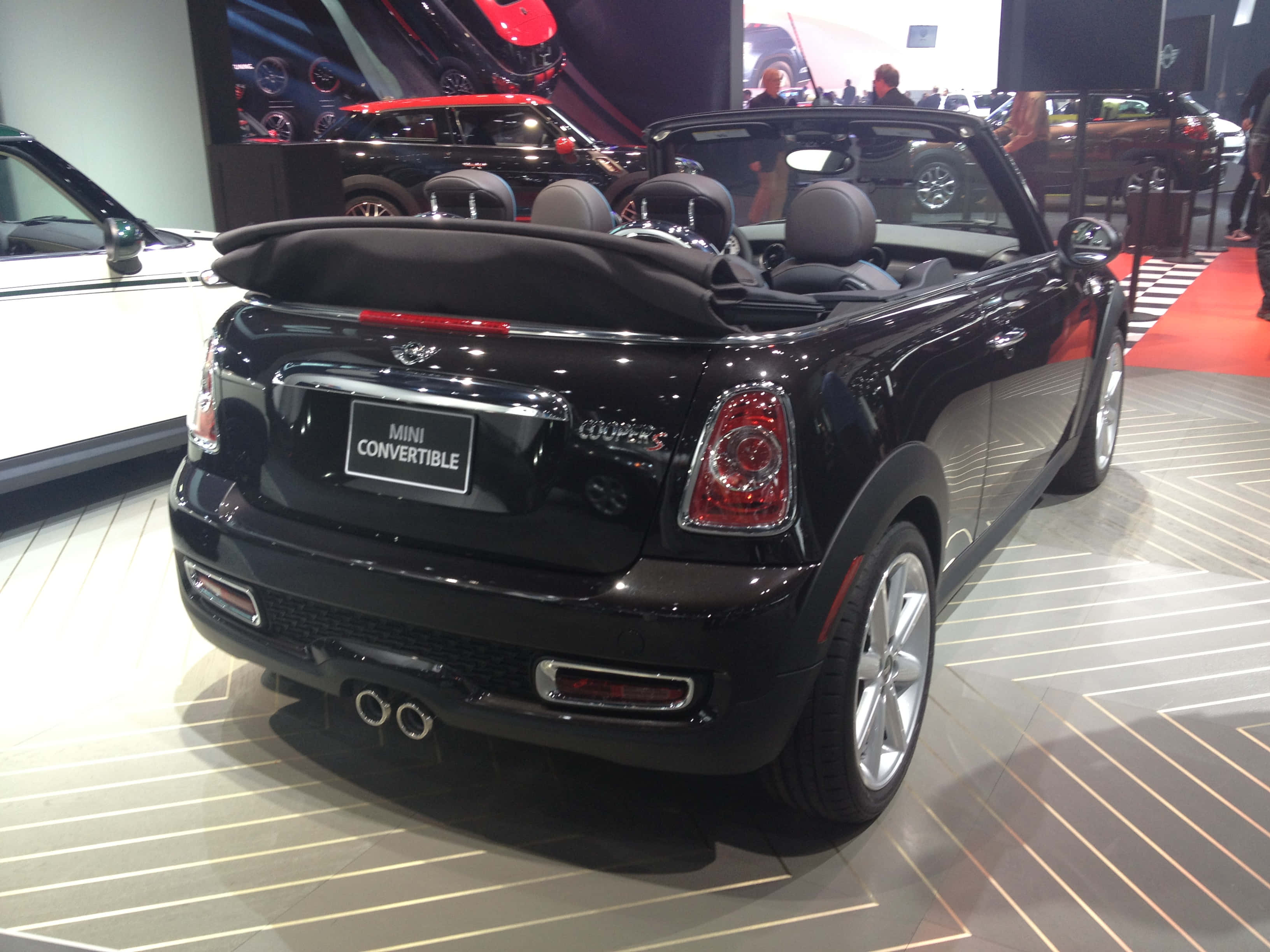 Mini Cooper S Convertible, glossy black, auto show, 2K Desktop Wallpaper