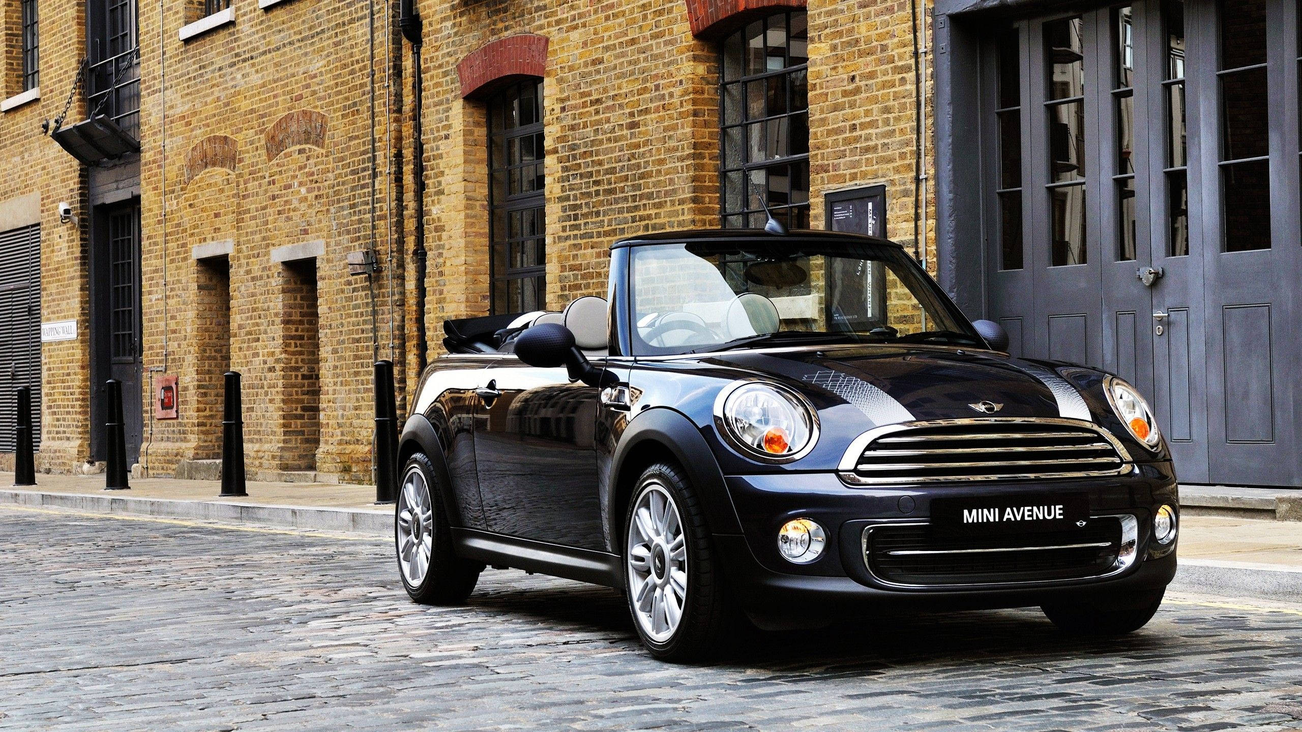 Mini Cooper, jet black, cobblestone street, 2K Desktop Wallpaper