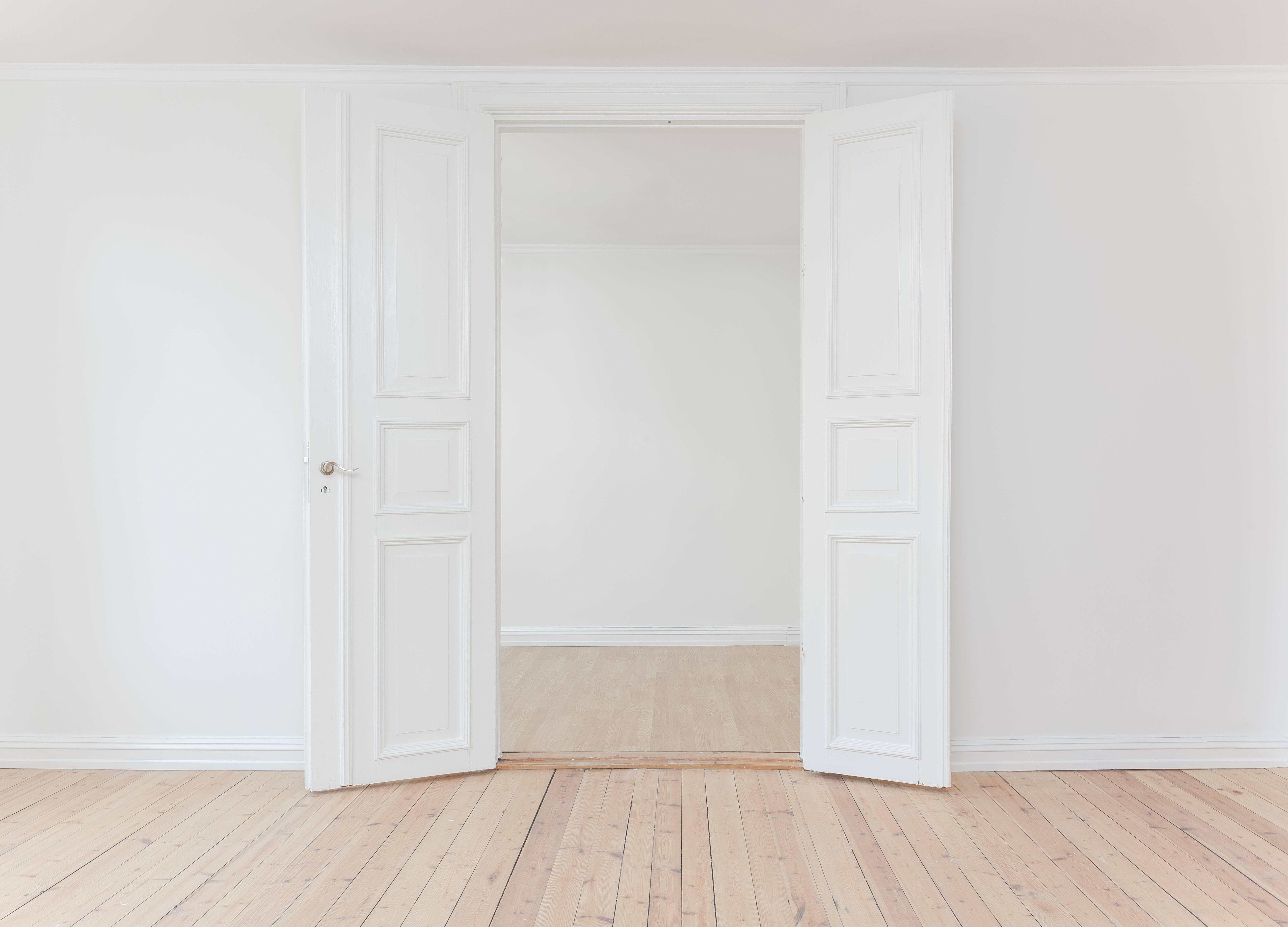 minimalist room, white paneled doors, light wood floors, 5K Desktop Wallpaper