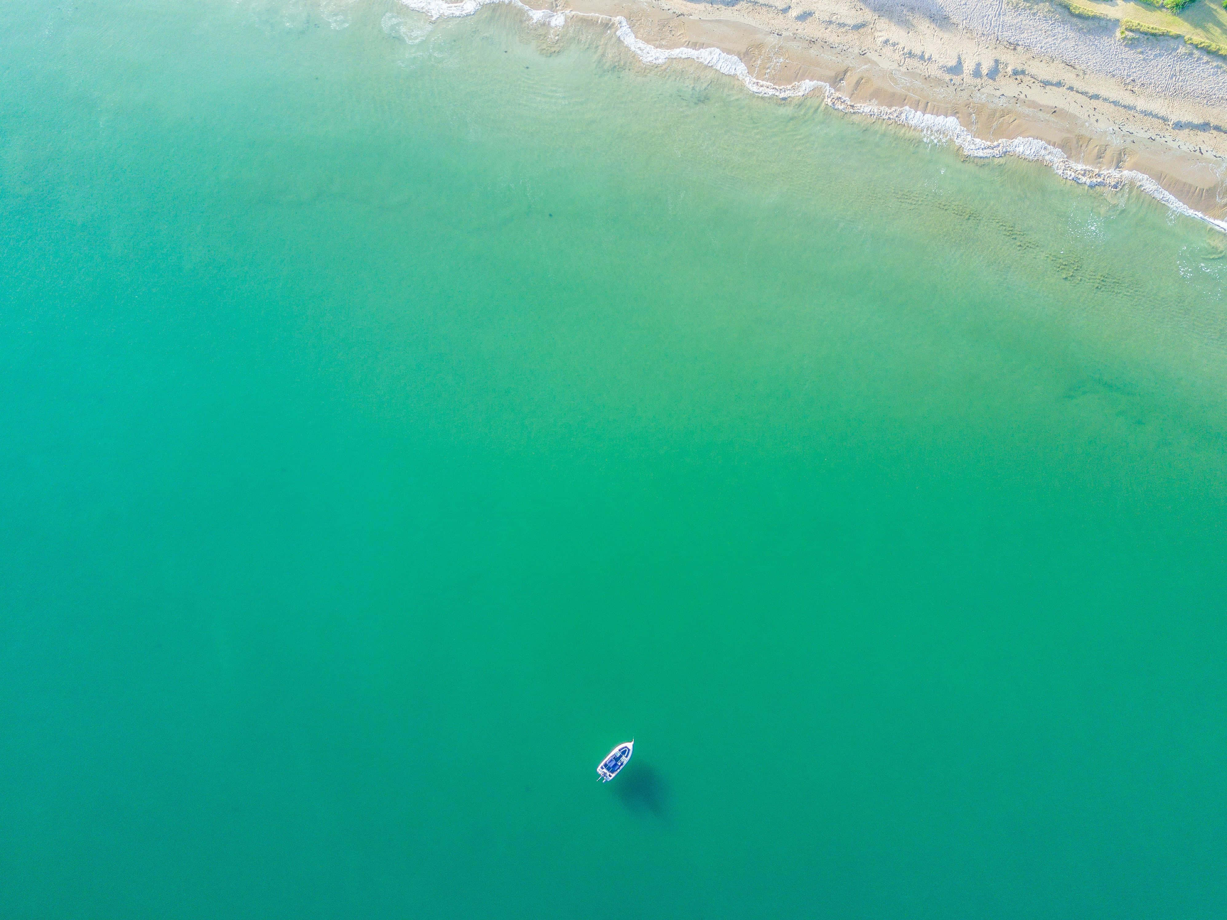 minimalist ocean, blue and white boat, vibrant turquoise water, 4K Desktop Wallpaper
