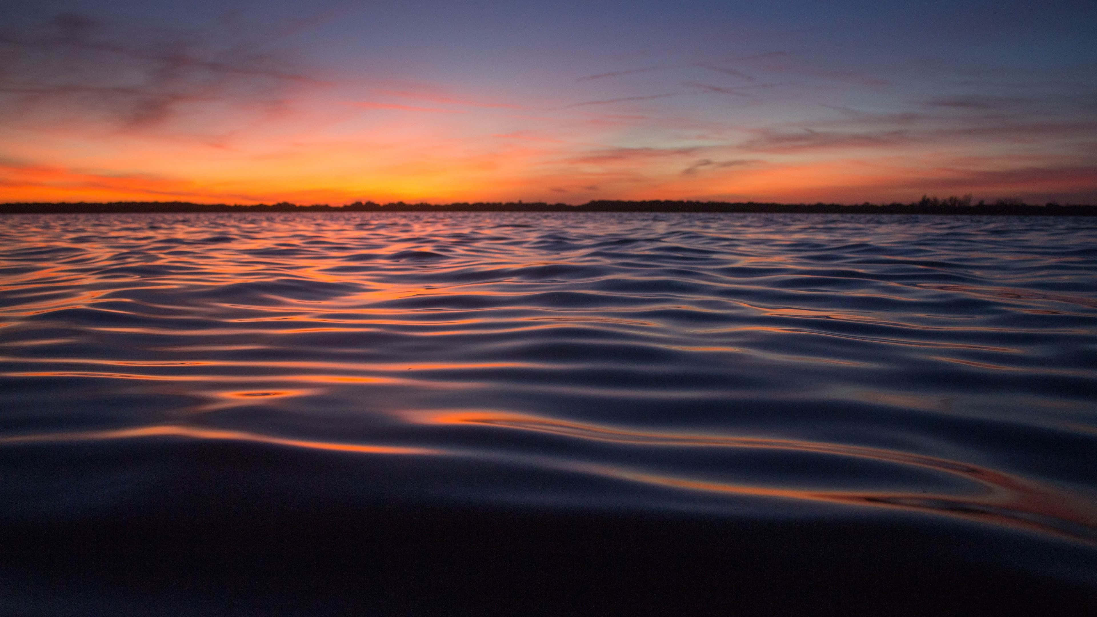 minimalist ocean, sunset, rippling water surface, 4K Desktop Wallpaper