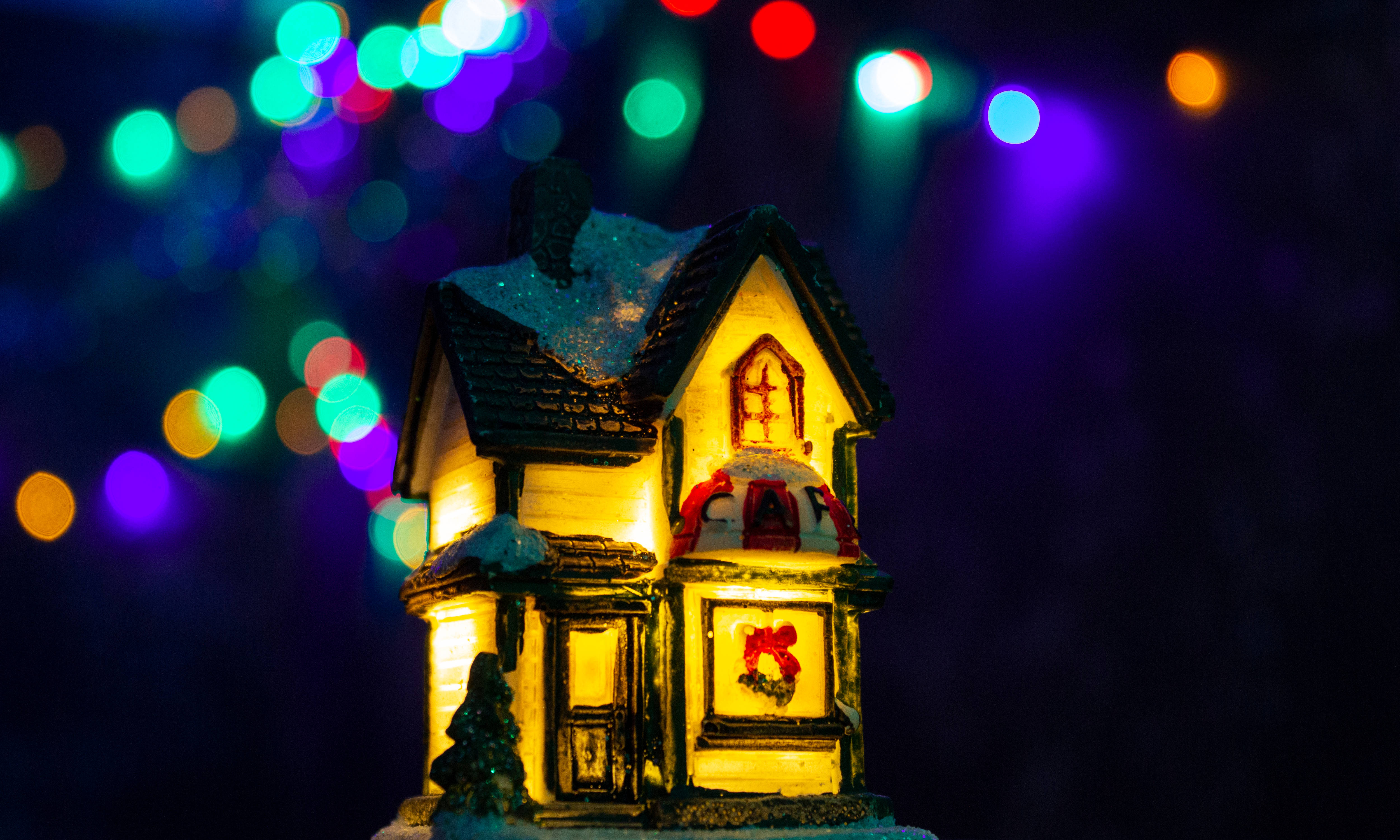miniature house, snow-dusted, vibrant bokeh, 4K Desktop Wallpaper