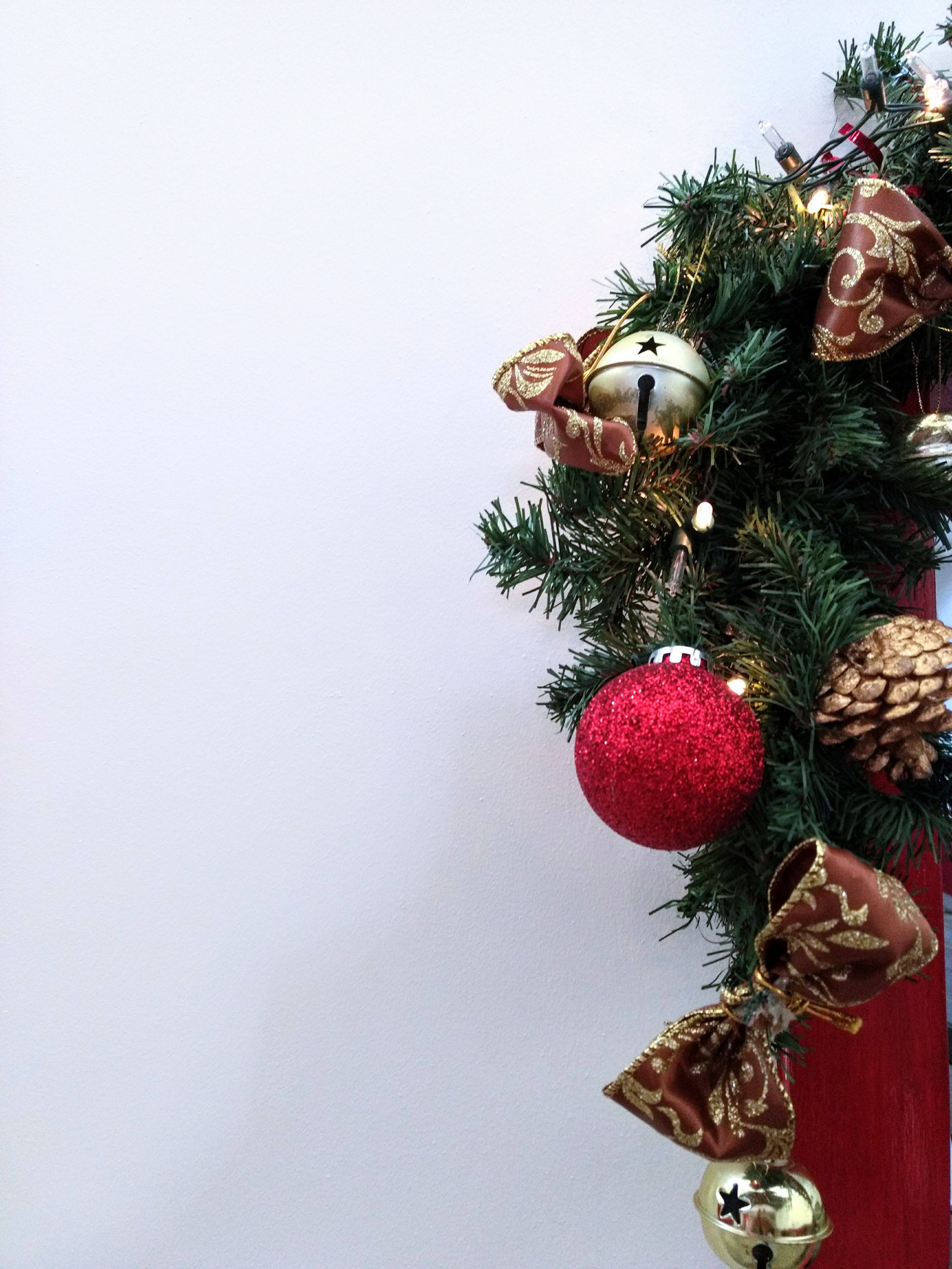 wreath, red glitter ball, pinecones, 4K Phone Wallpaper