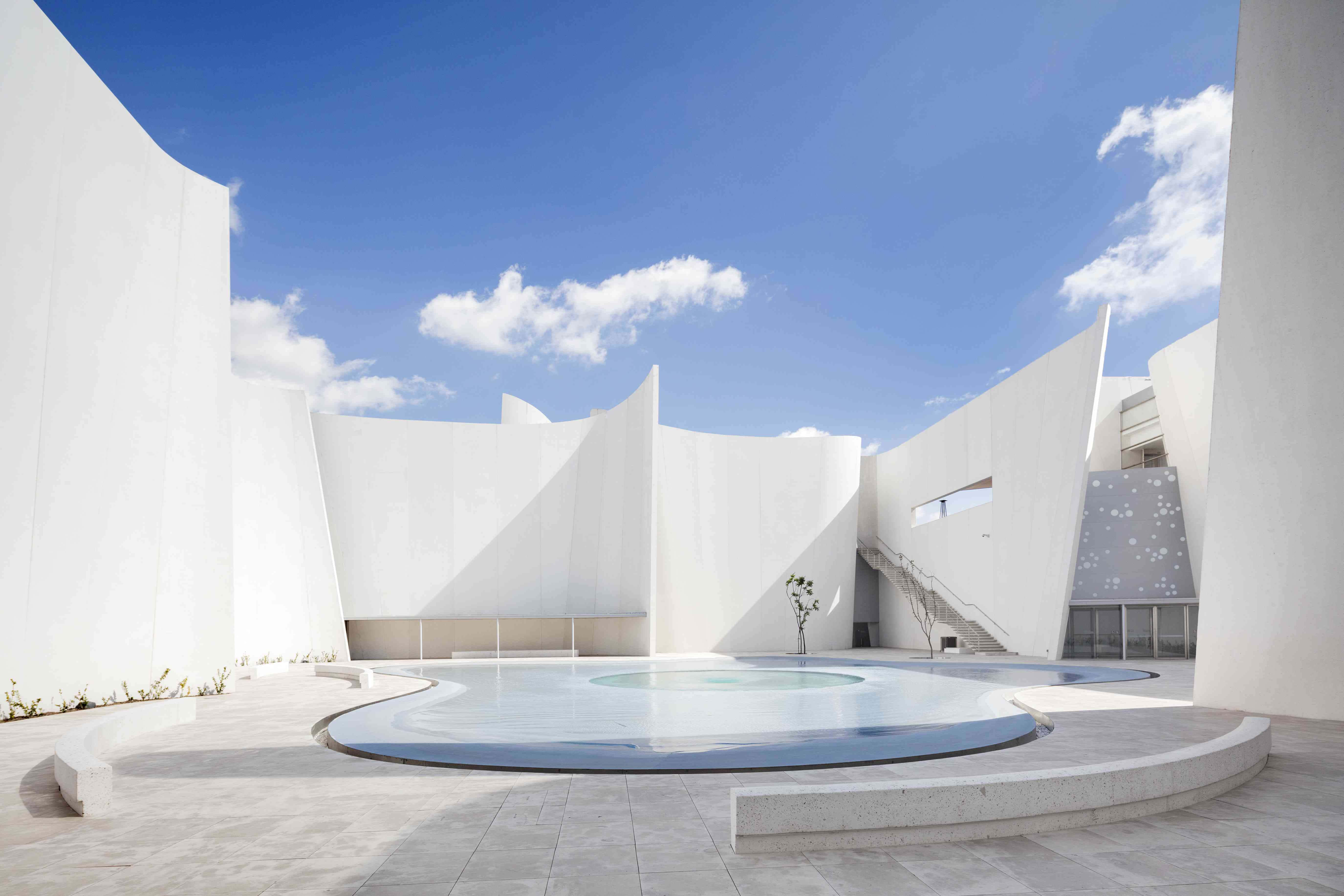 minimalist architecture, white architectural courtyard, curved pool, 5K Desktop Wallpaper