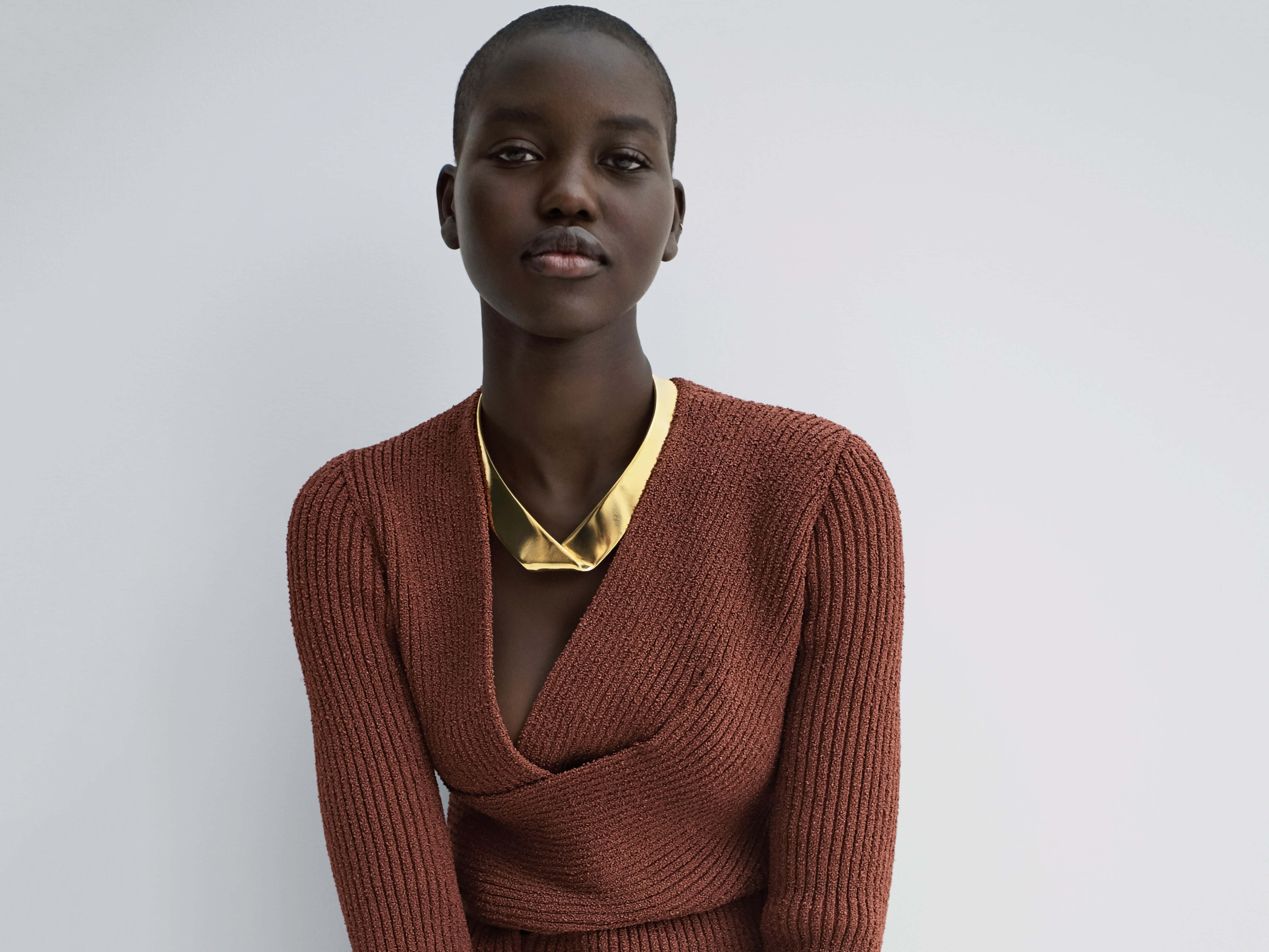 rust-colored ribbed sweater, bold gold choker, short dark hair, 4K Desktop Wallpaper