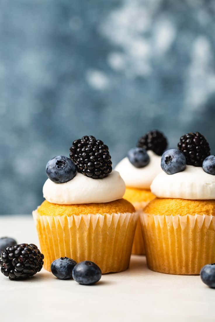 golden cupcakes, creamy white frosting, fresh blackberries, SD Phone Wallpaper