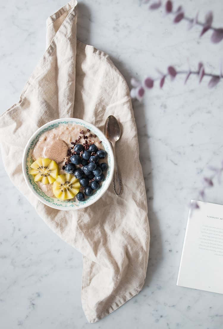 creamy oatmeal bowl, sliced kiwi, blueberries, SD Phone Wallpaper