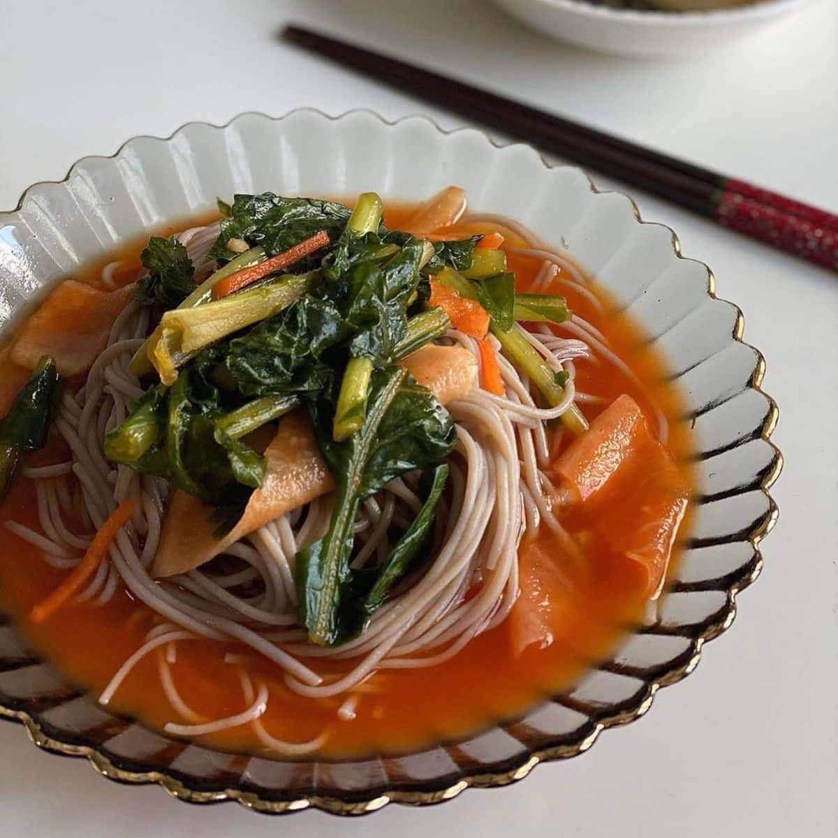 soba noodles, orange broth, spinach, SD Desktop Wallpaper