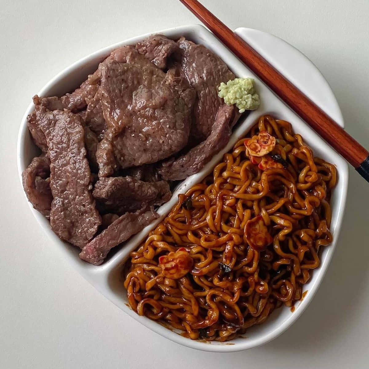 white divided bowl, glossy beef slices, savory stir-fried noodles, SD Desktop Wallpaper