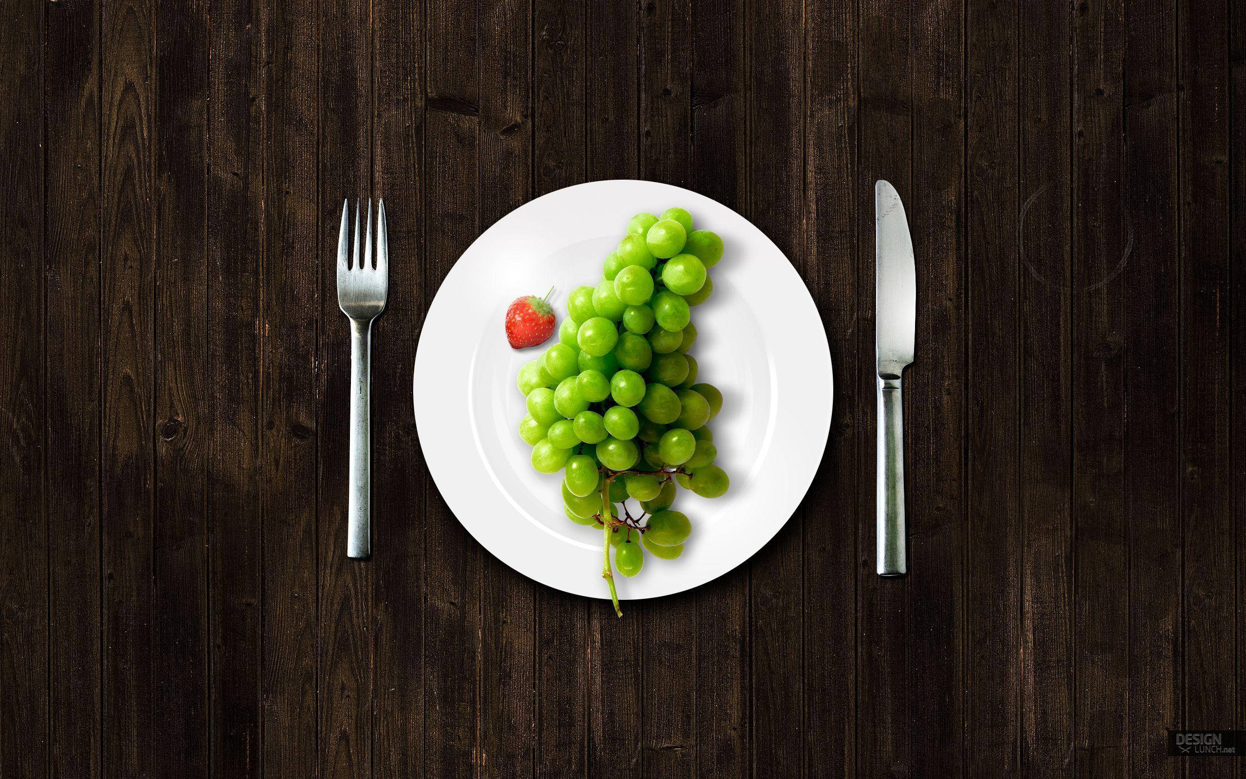 white plate, green grapes, red strawberry, 2K Desktop Wallpaper