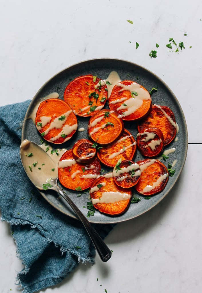 minimalist food, roasted sweet potato slices, creamy sauce, SD Phone Wallpaper