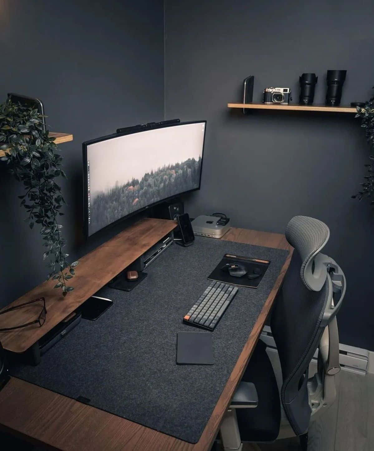 dark gray walls, wooden desk, curved monitor, HD Phone Wallpaper