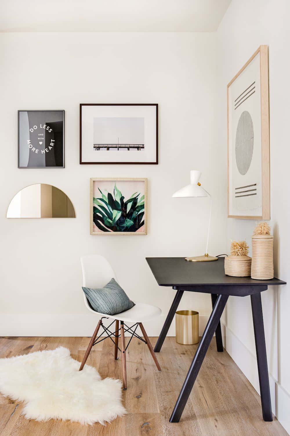 minimalist office, black desk, white chair, HD Phone Wallpaper