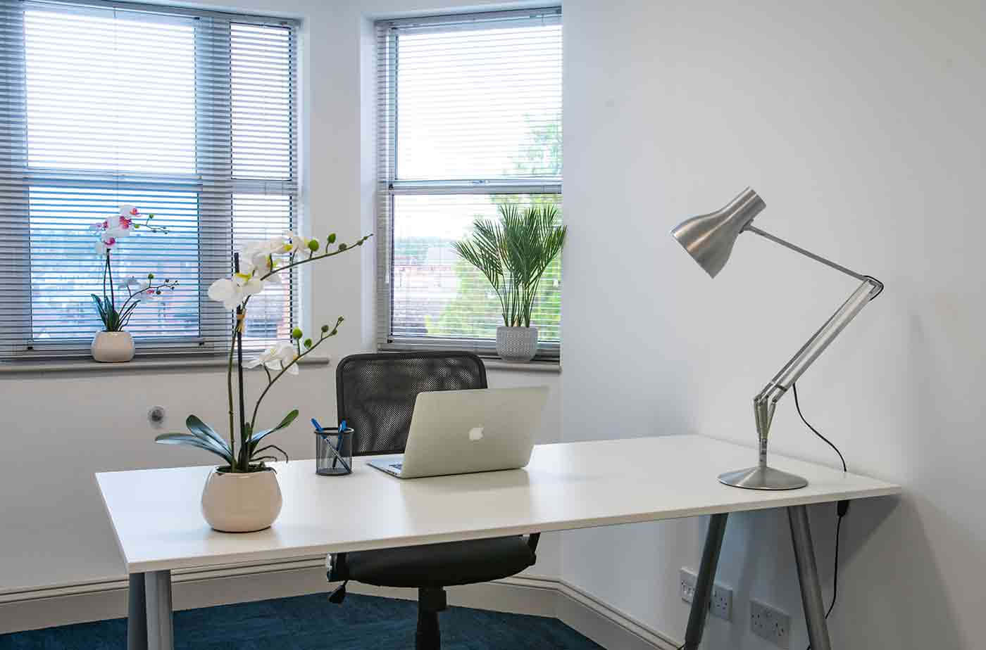 minimalist office, white desk, silver lamp, HD Desktop Wallpaper
