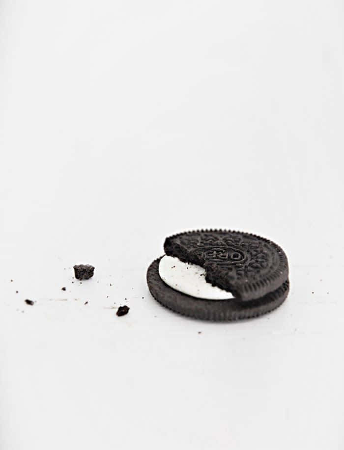 Minimalist Photography, Oreo cookie, crumbs, SD Phone Wallpaper