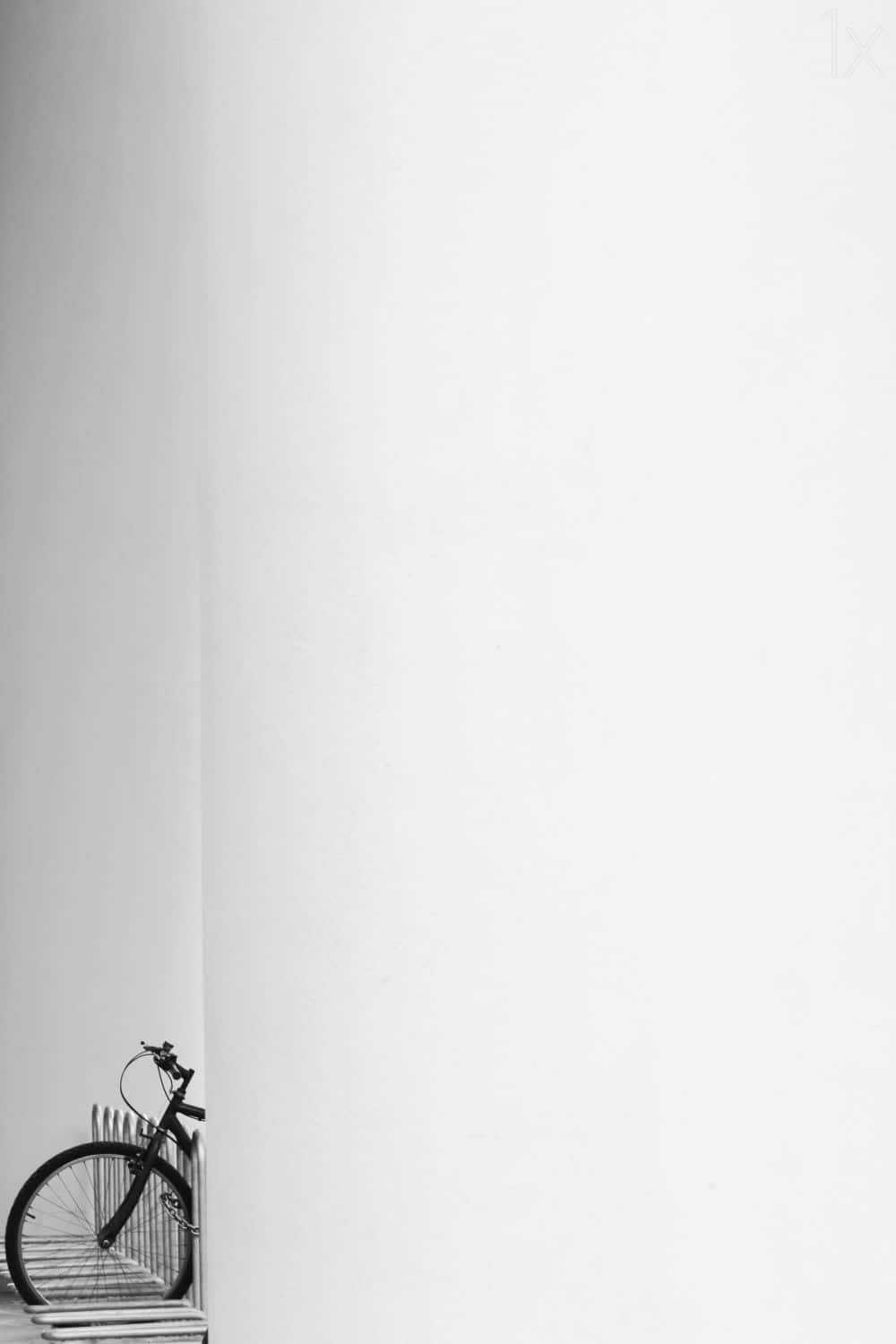 bicycle, stark white wall, urban setting, HD Phone Wallpaper