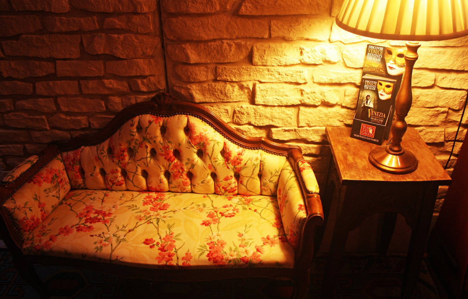 vintage minimalist ornate sofa, floral sofa, lamp, HD Desktop Wallpaper