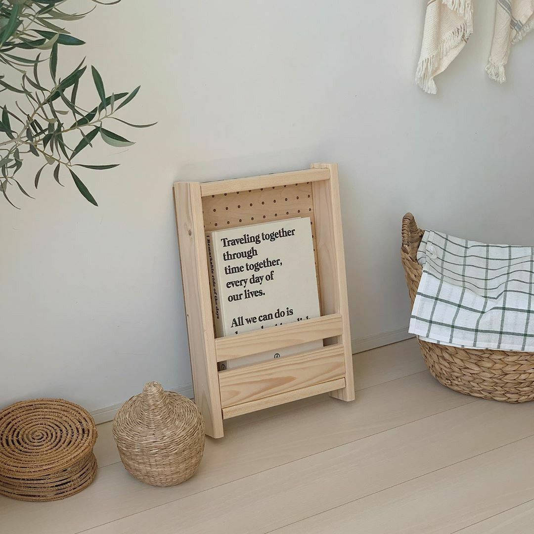 beige minimalist table, minimalist wooden sign, woven baskets, SD Desktop Wallpaper