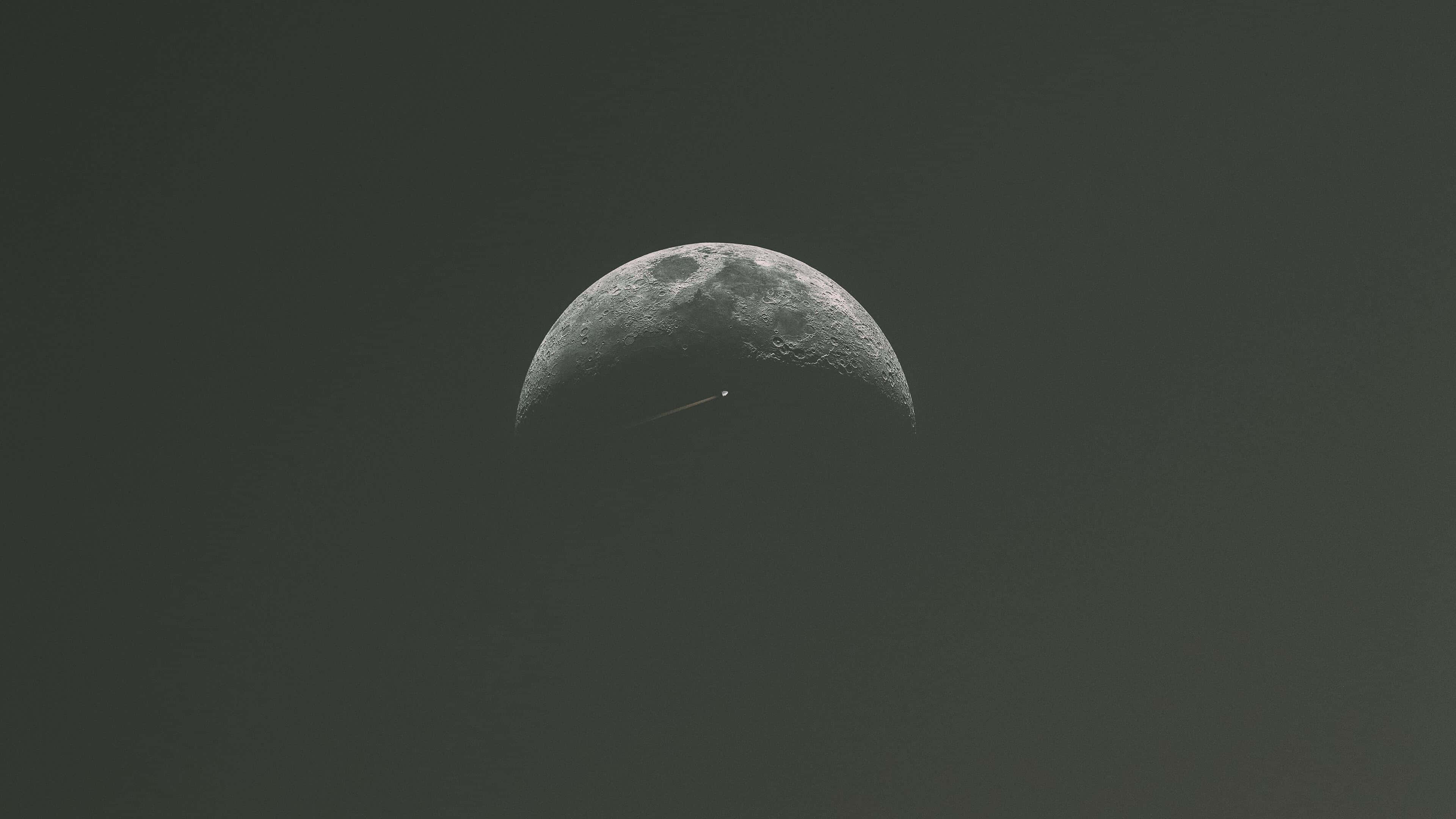 crescent moon, bright streak, dark muted sky, 4K Desktop Wallpaper