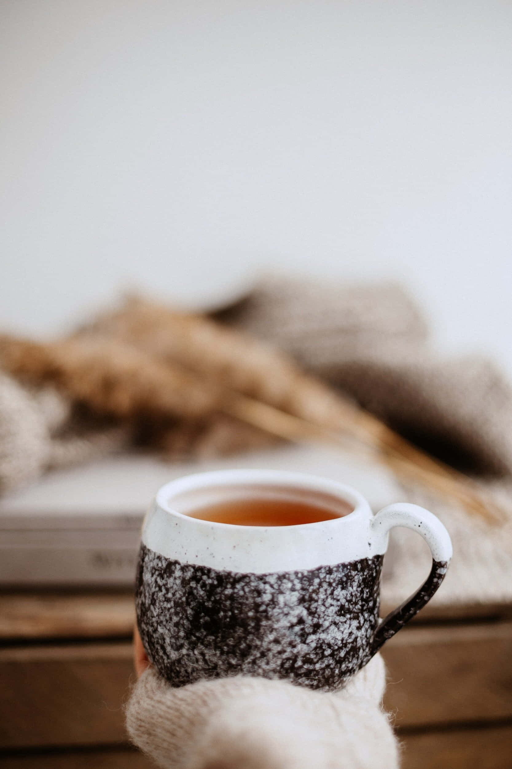 cream knit glove, speckled ceramic mug, amber tea, Full HD Phone Wallpaper