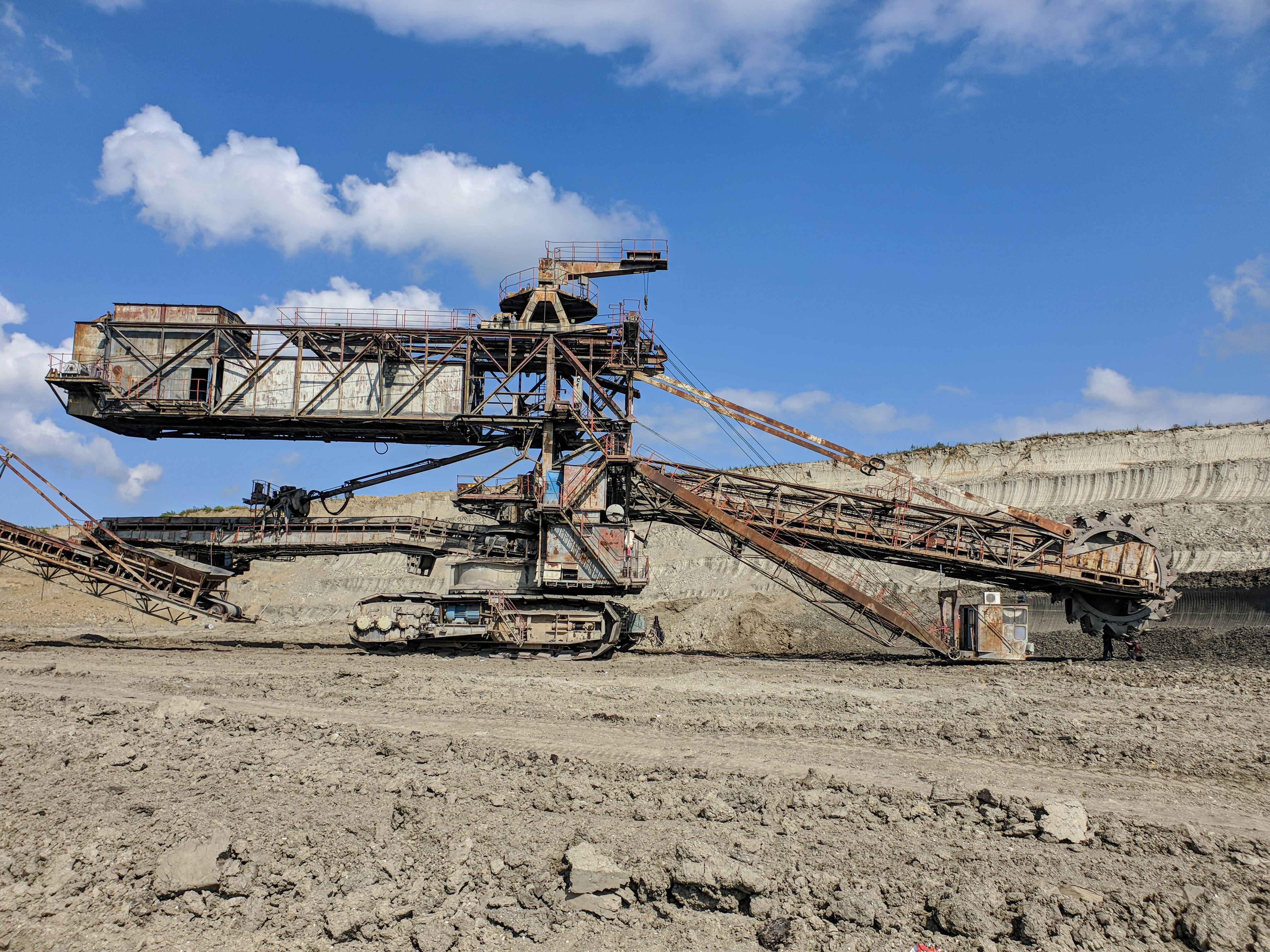 bucket wheel excavator, open-pit mine, bright blue sky, 4K Desktop Wallpaper