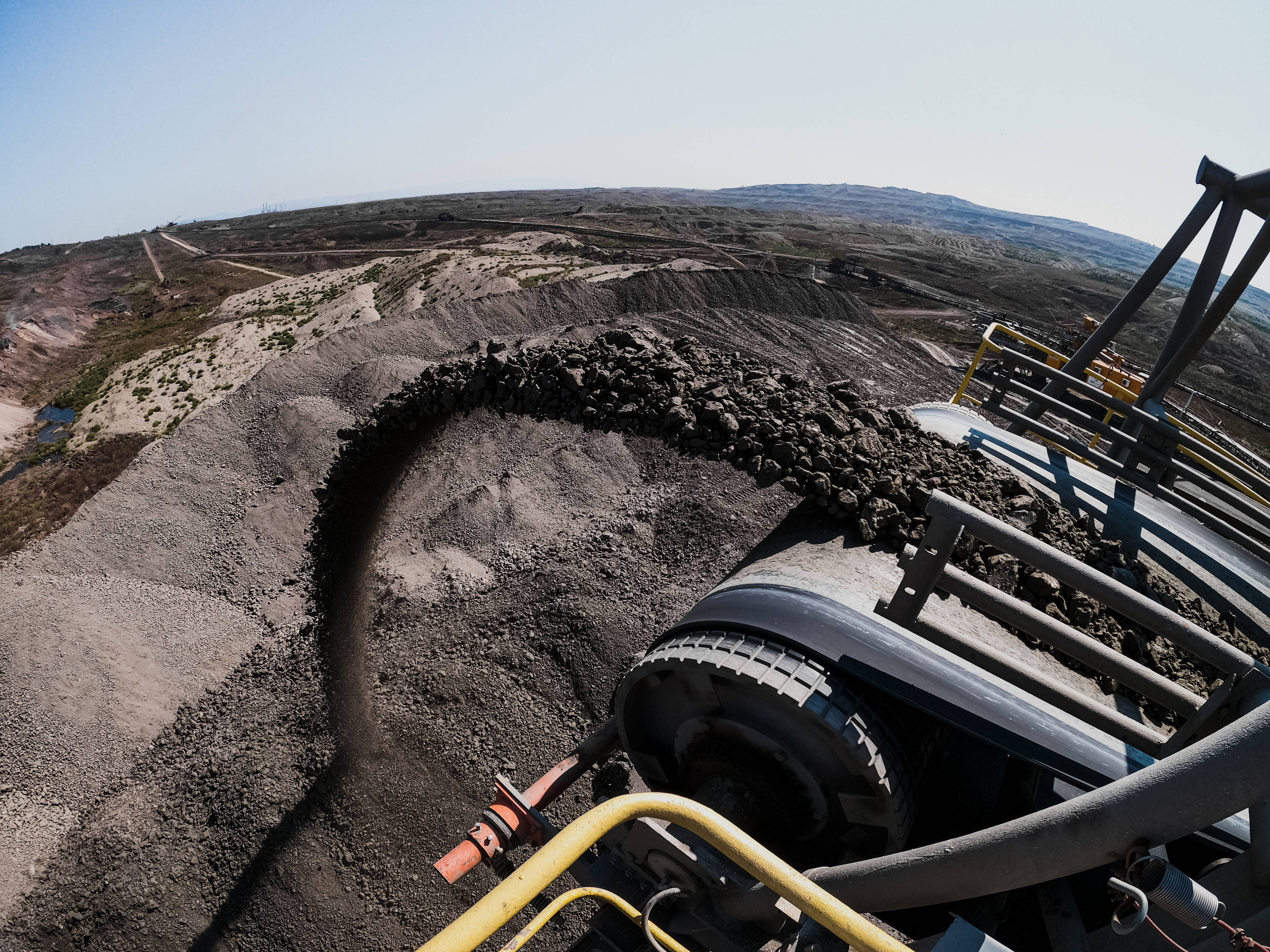 conveyor belt, dark gravel, open-pit mine, 4K Desktop Wallpaper