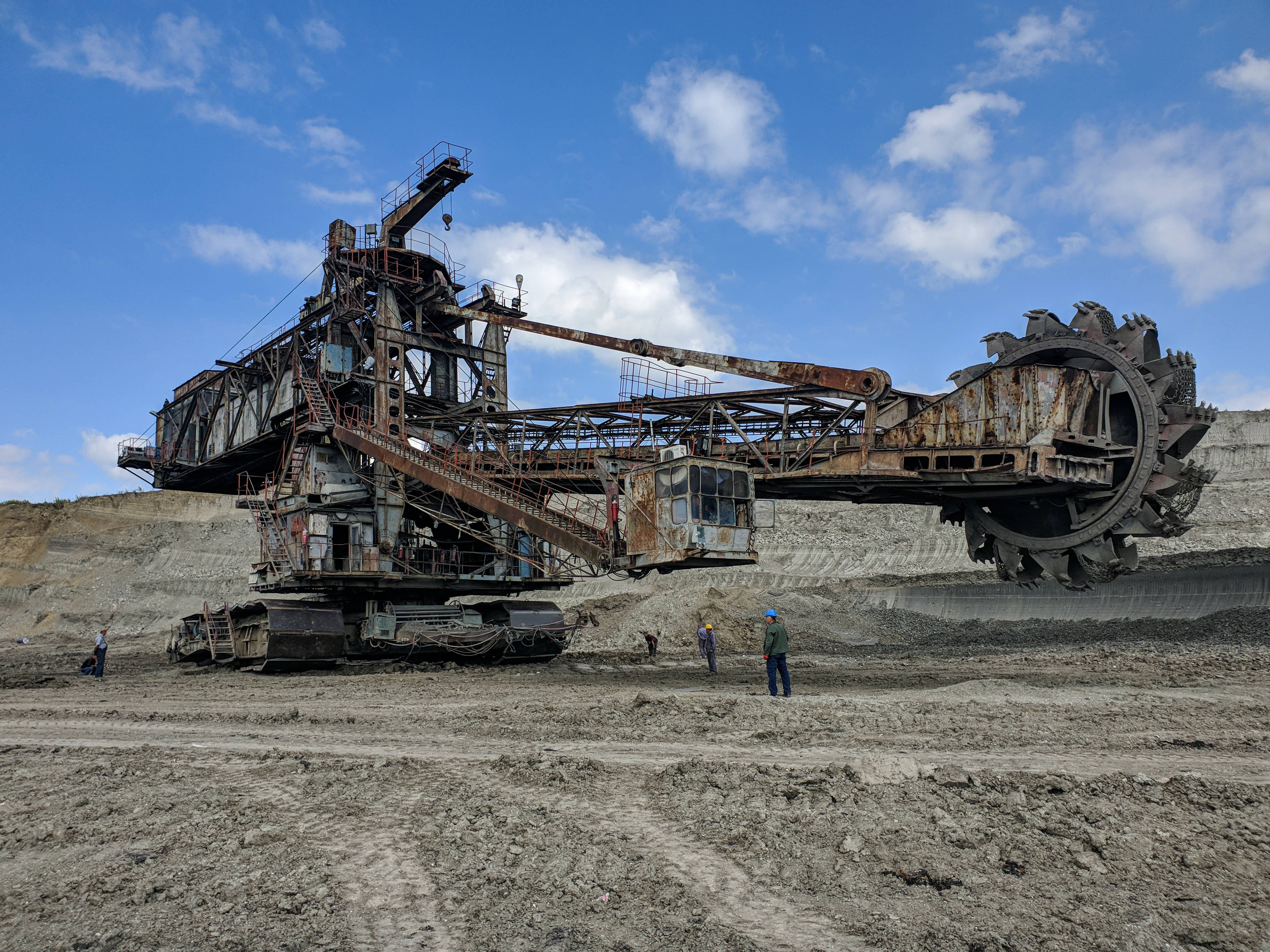 bucket-wheel excavator, open-pit mine, bright blue sky, 4K Desktop Wallpaper