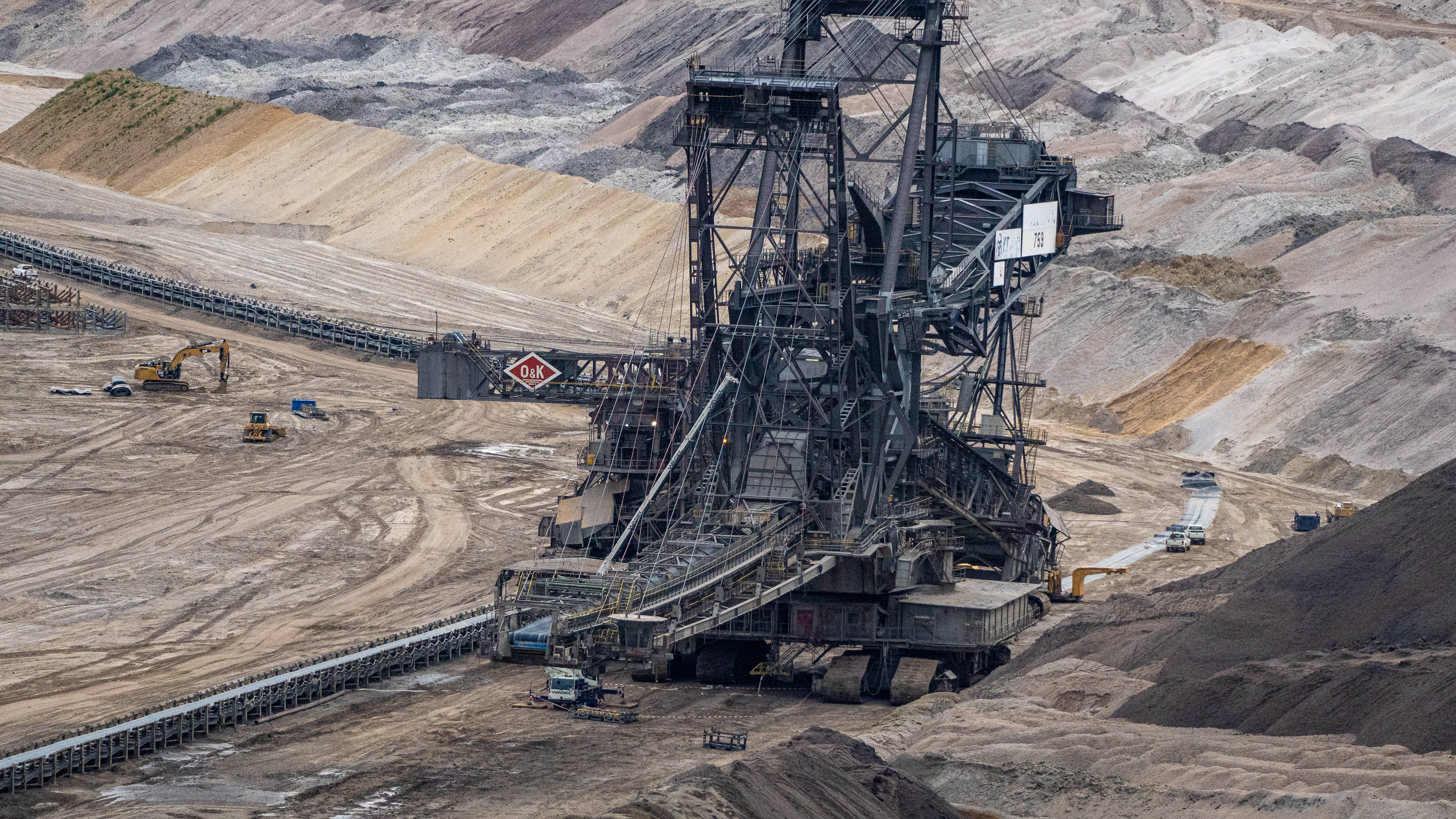 bucket wheel excavator, open-pit mine, terraced earth, 5K Desktop Wallpaper