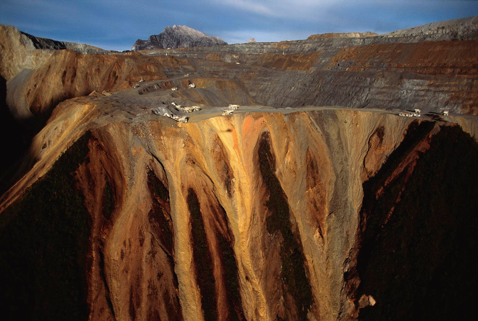 lustrous gold nuggets, raw quartz, open-pit mine, HD Desktop Wallpaper