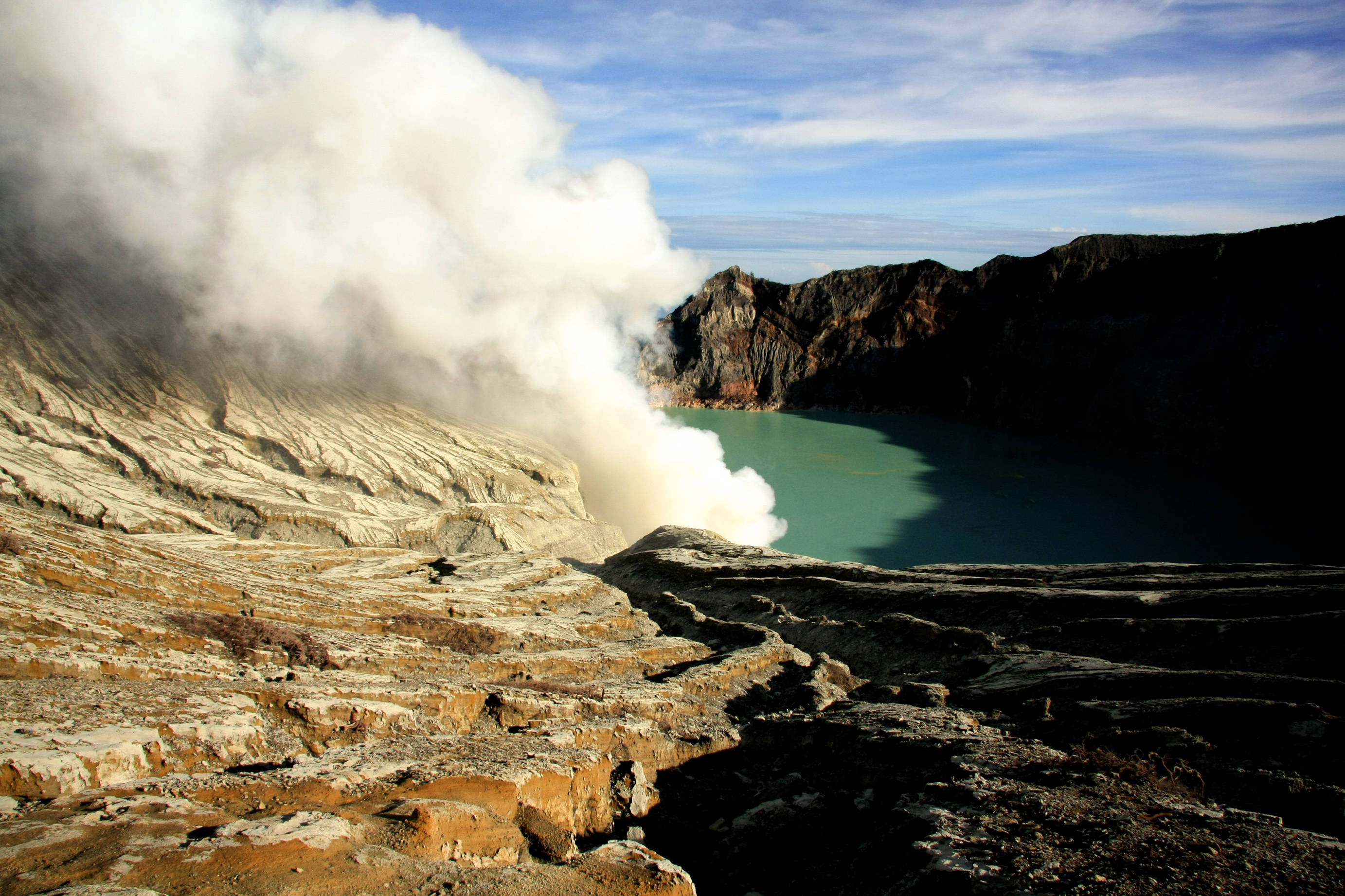 Mining Mountain Lake, volcanic crater, turquoise water, 2K Desktop Wallpaper