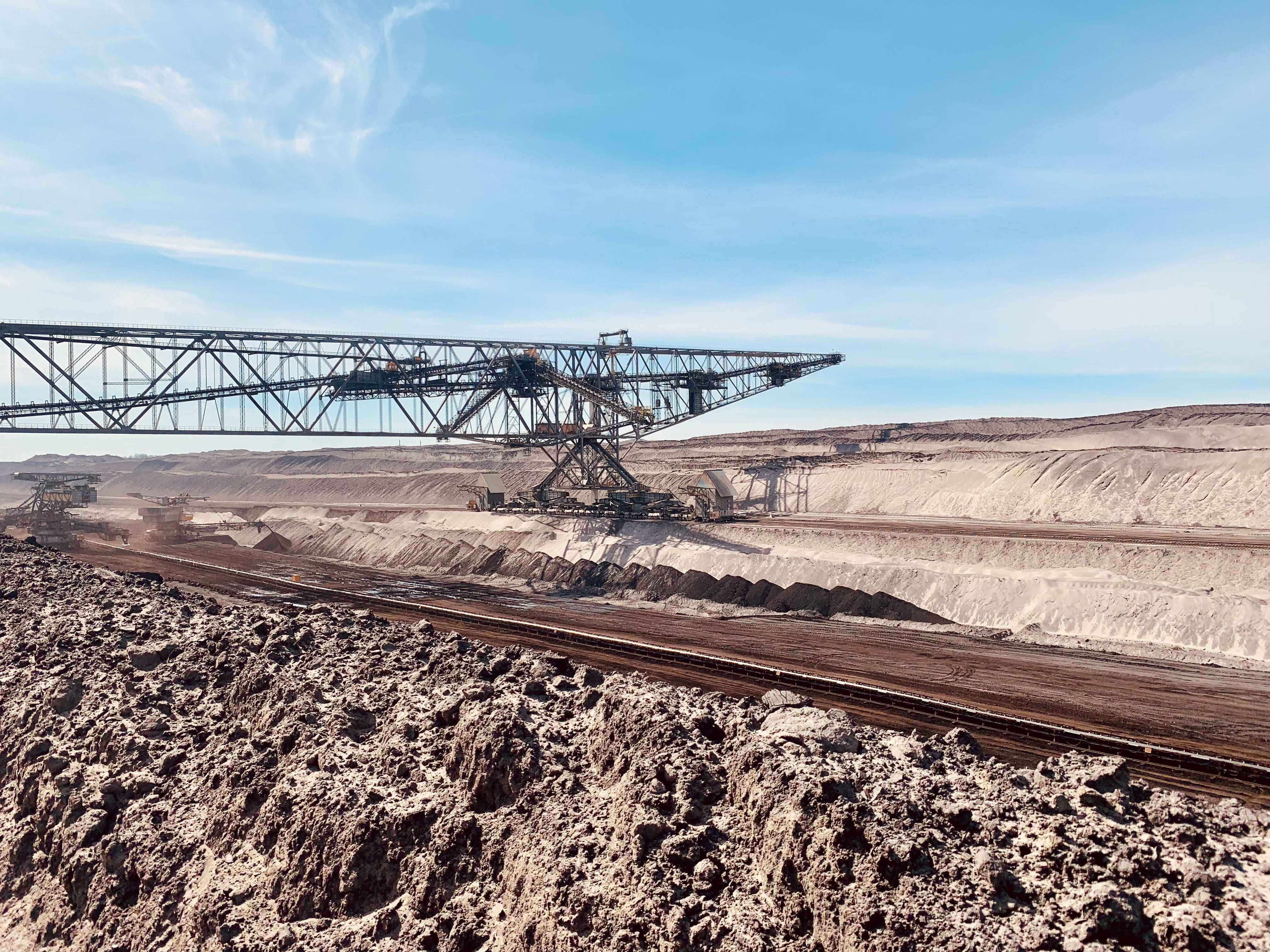 massive open-pit mine, giant bucket wheel excavator, clear blue sky, 4K Desktop Wallpaper