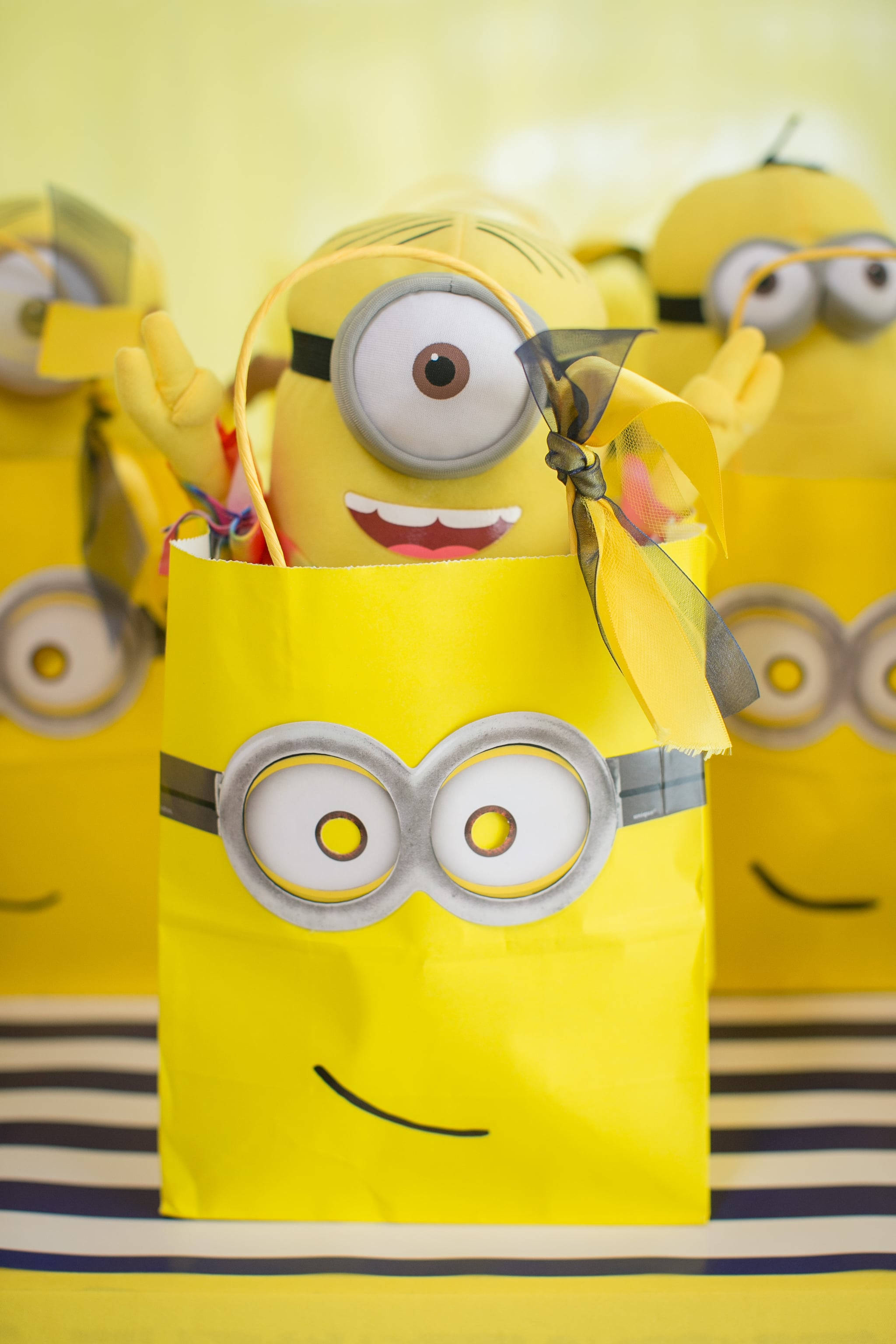 Minion, yellow Minion, gift bag, 2K Phone Wallpaper