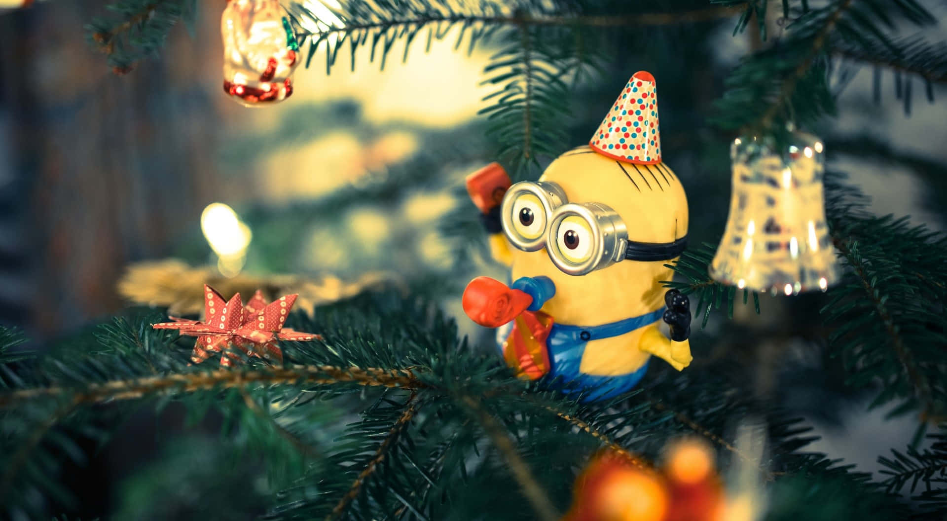 Minion, Christmas tree, party hat, Full HD Desktop Wallpaper