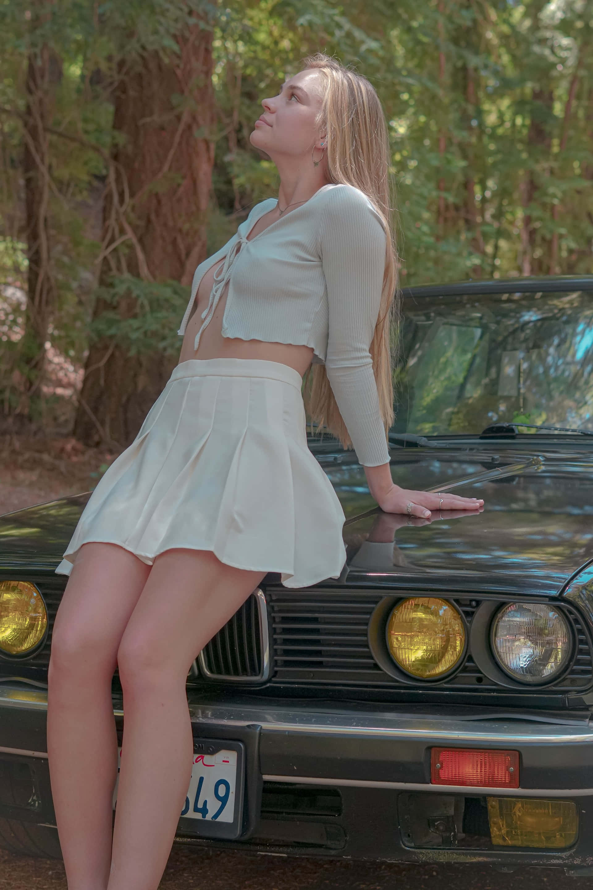 white pleated miniskirt, blonde woman, white outfit, 2K Phone Wallpaper