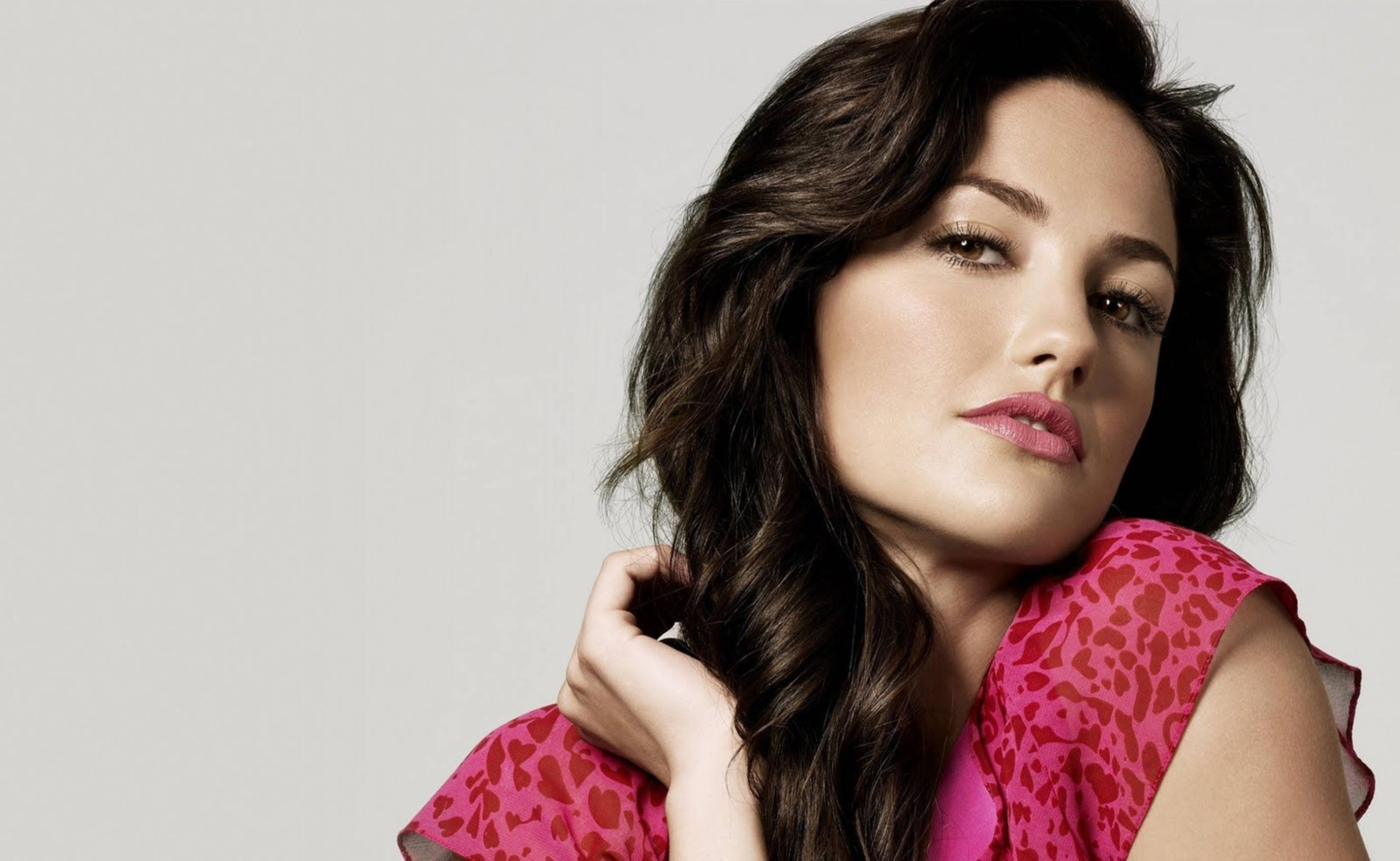 Minka Kelly, dark wavy hair, pink heart-patterned top, 2K Desktop Wallpaper