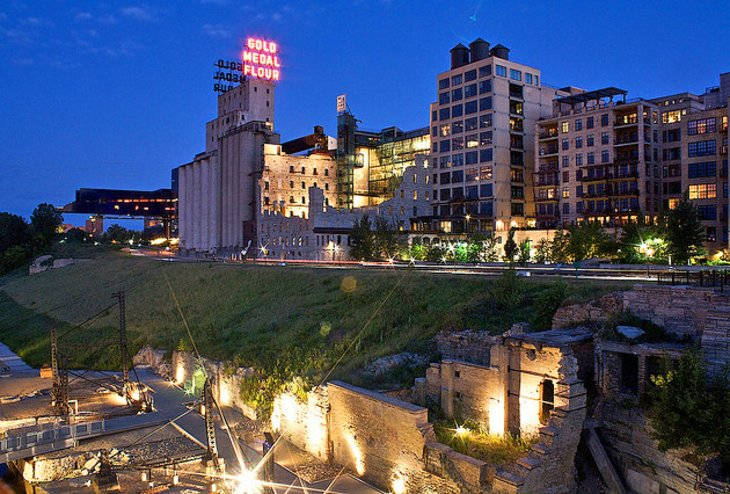 Minneapolis skyline, glowing neon sign, historic grain elevator, SD Desktop Wallpaper