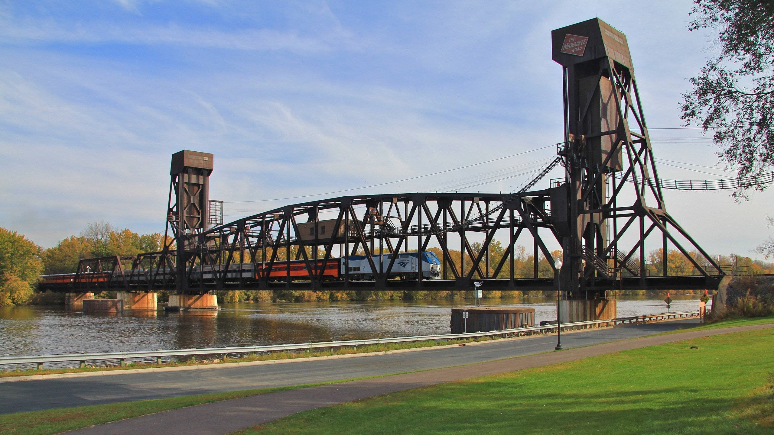 Minnesota, oldest train railway bridge, blue and red train, 2K Desktop Wallpaper