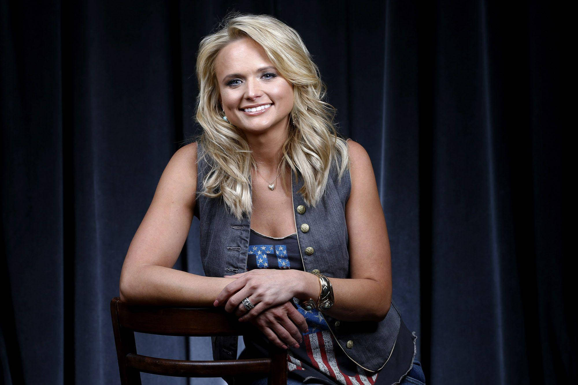 Miranda Lambert, brown wooden chair, blonde woman, Full HD Desktop Wallpaper