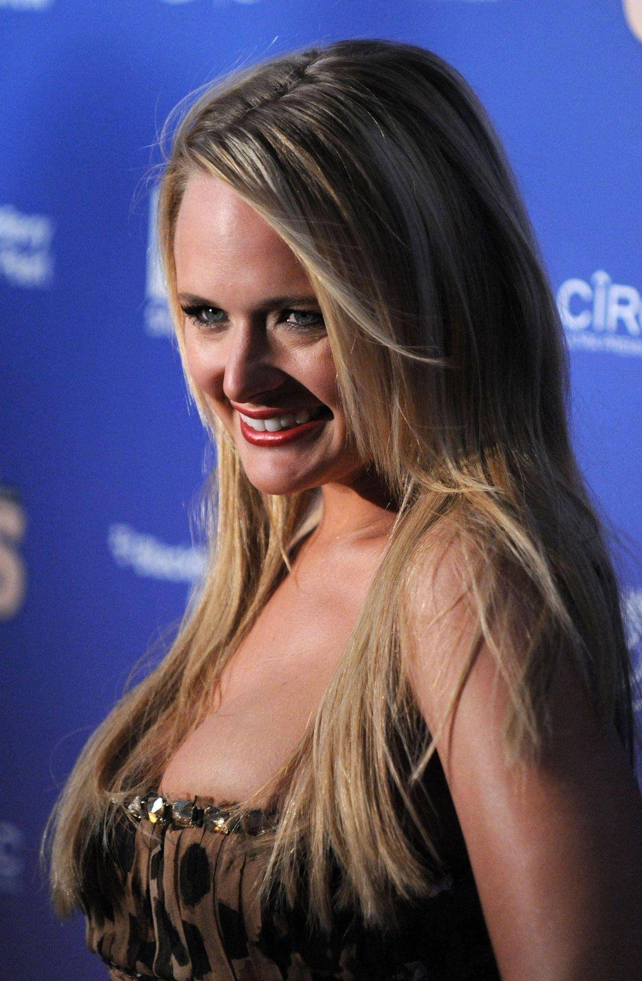 Miranda Lambert, blue event backdrop, leopard-print dress, Full HD Phone Wallpaper