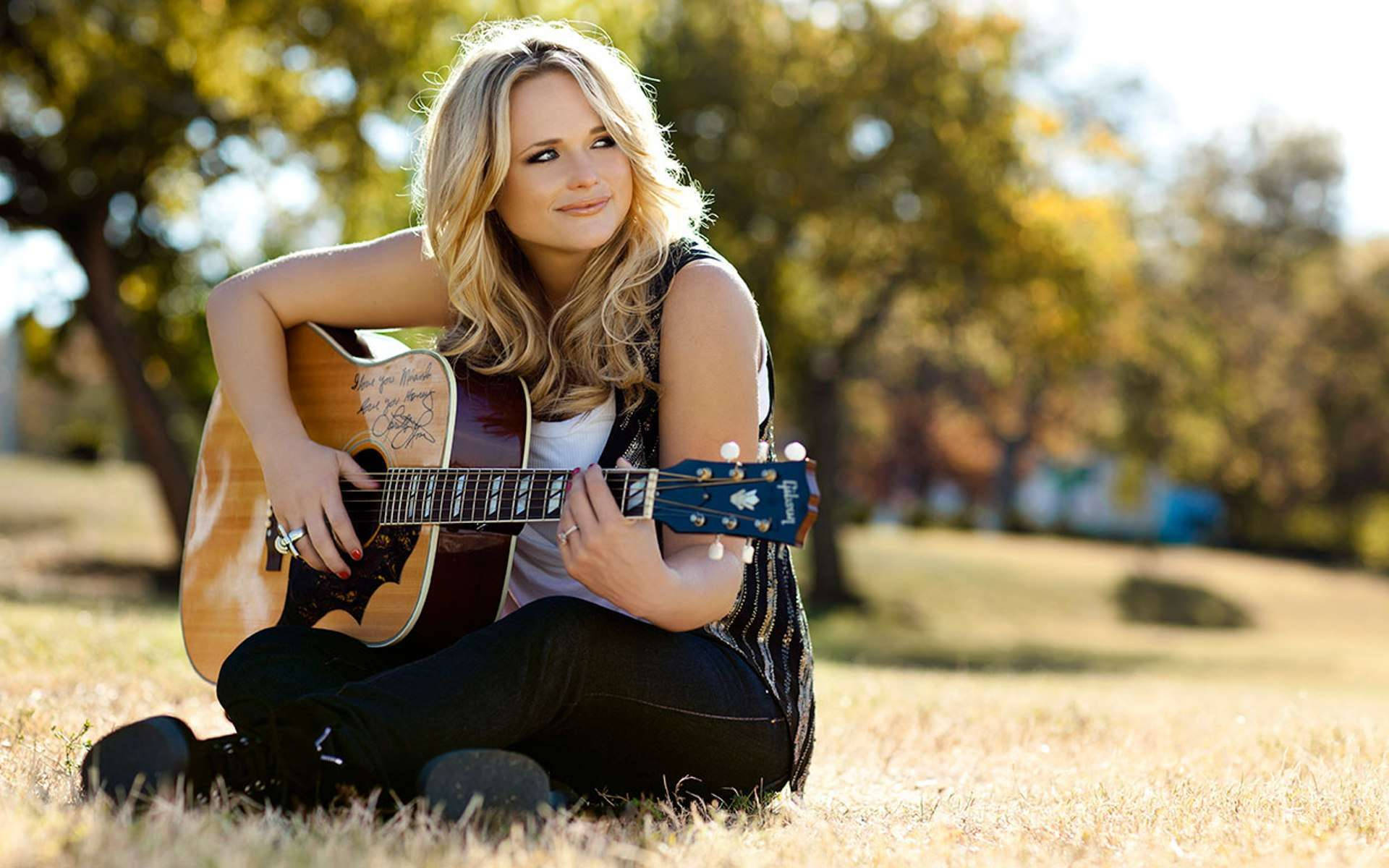 Miranda Lambert, acoustic guitar, autumn sunlight, Full HD Desktop Wallpaper