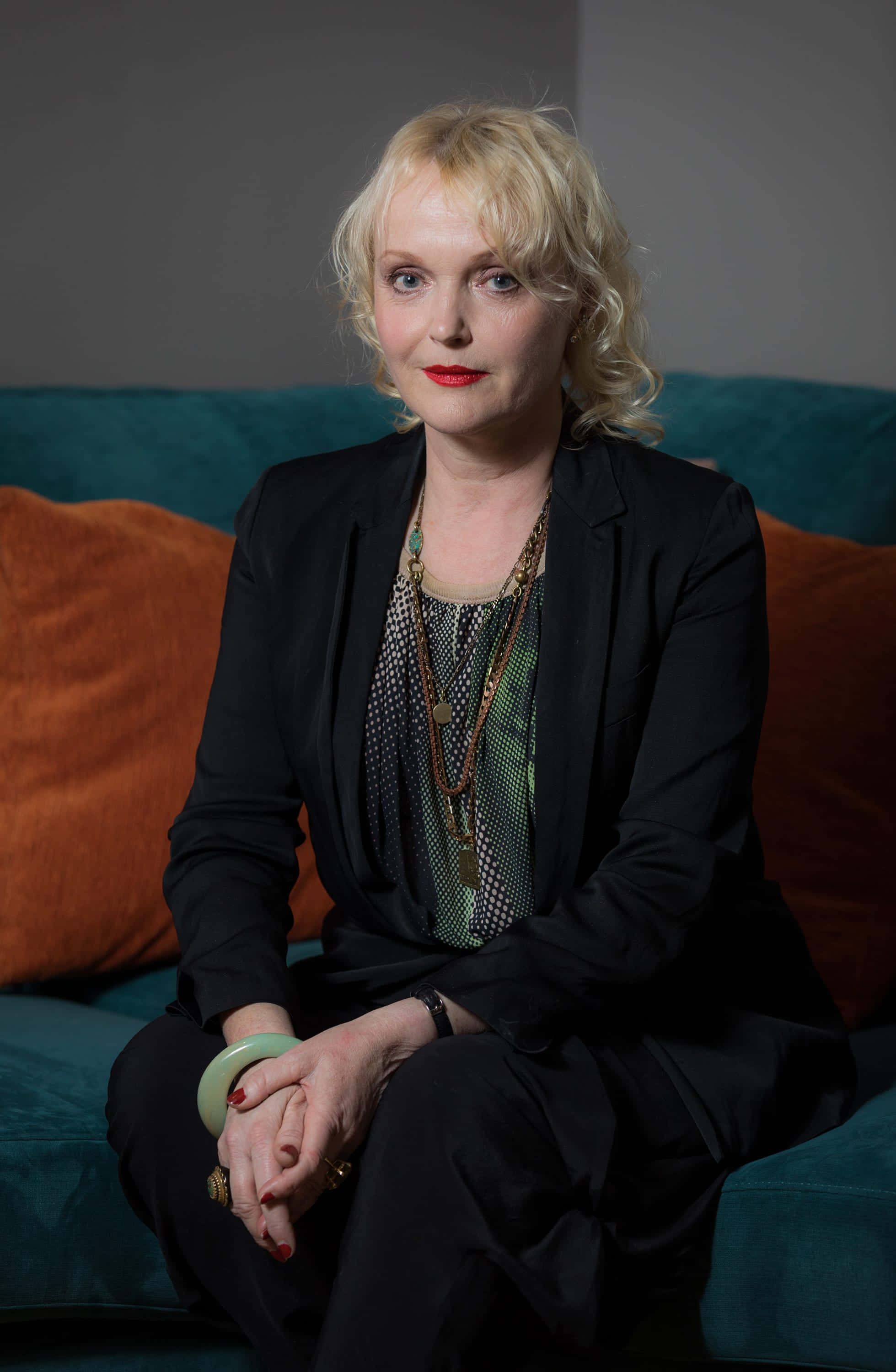Miranda Richardson, blonde woman, red lips, 2K Phone Wallpaper