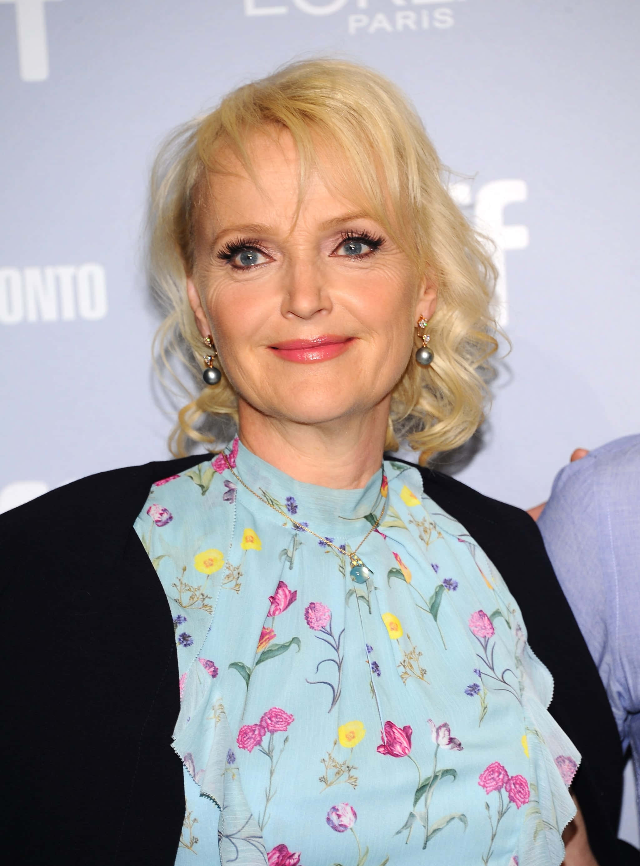 Miranda Richardson, floral blouse, pearl earrings, 2K Phone Wallpaper