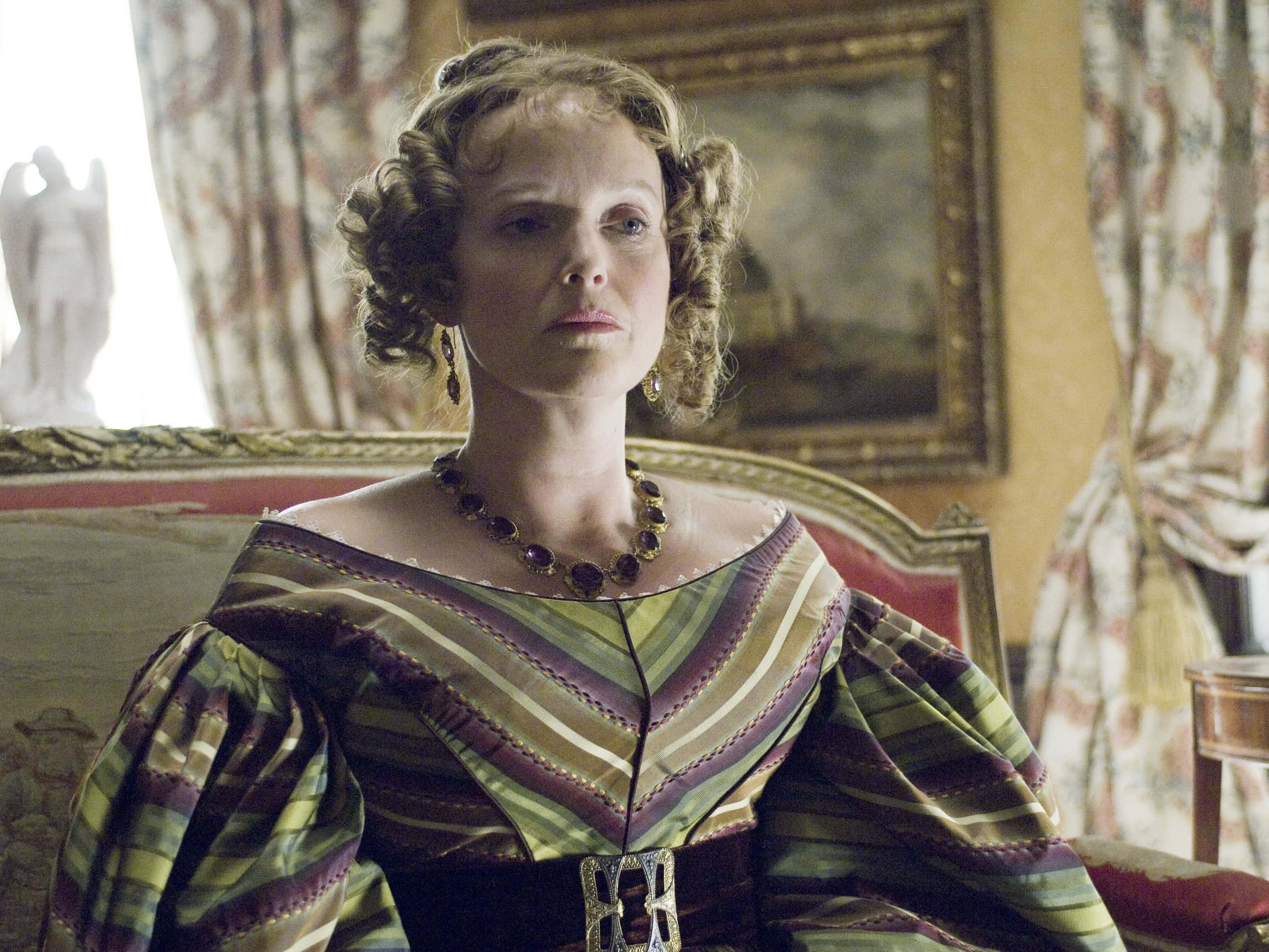 Miranda Richardson, ornate historical gown, lavish room, 2K Desktop Wallpaper