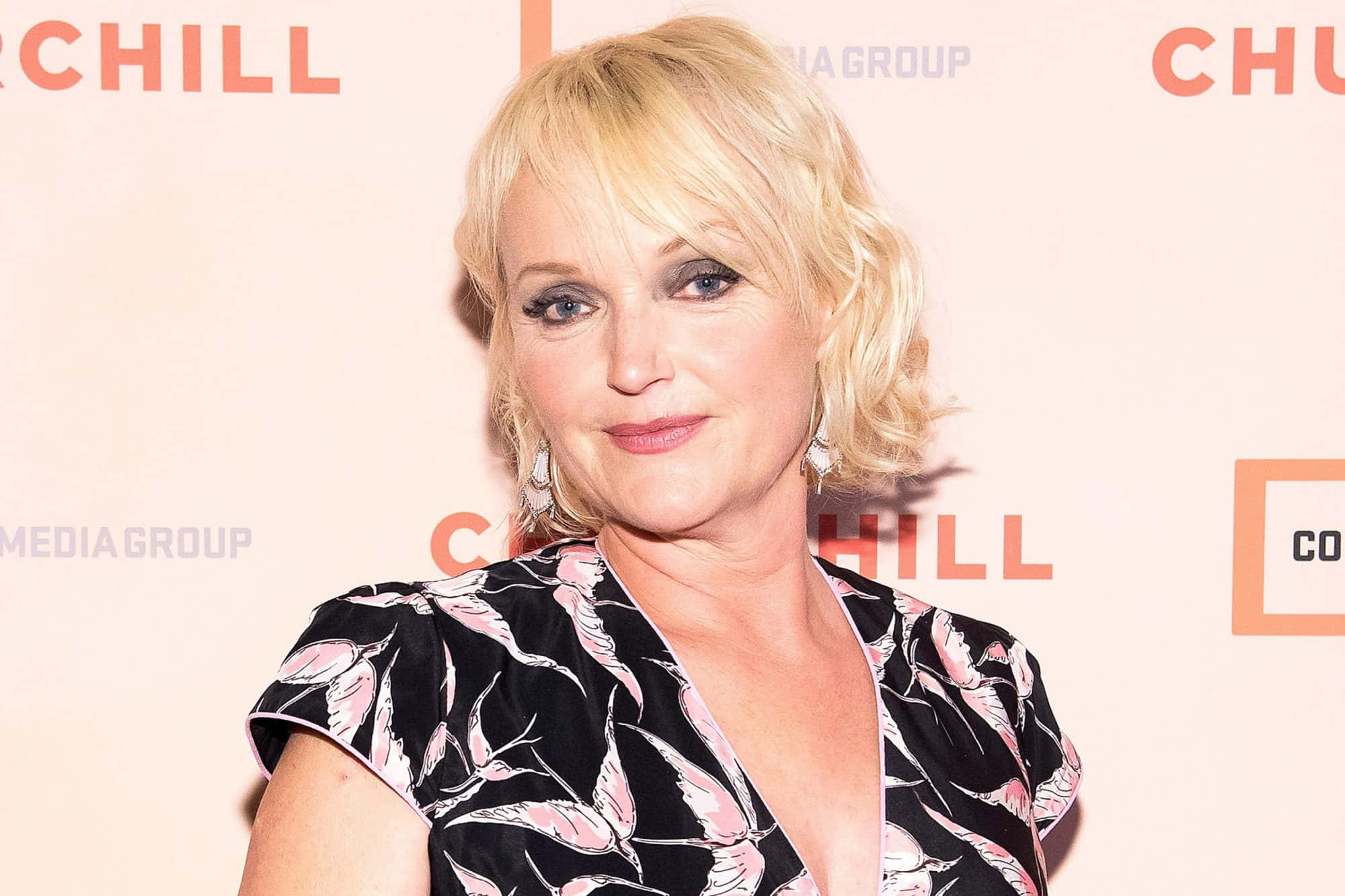 Miranda Richardson, black and pink floral dress, blonde woman with wavy hair, Full HD Desktop Wallpaper