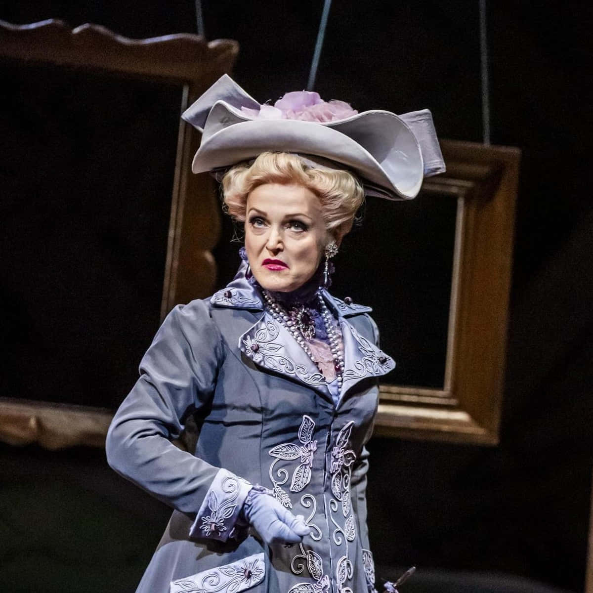 Miranda Richardson, gray period costume, large hat, SD Desktop Wallpaper